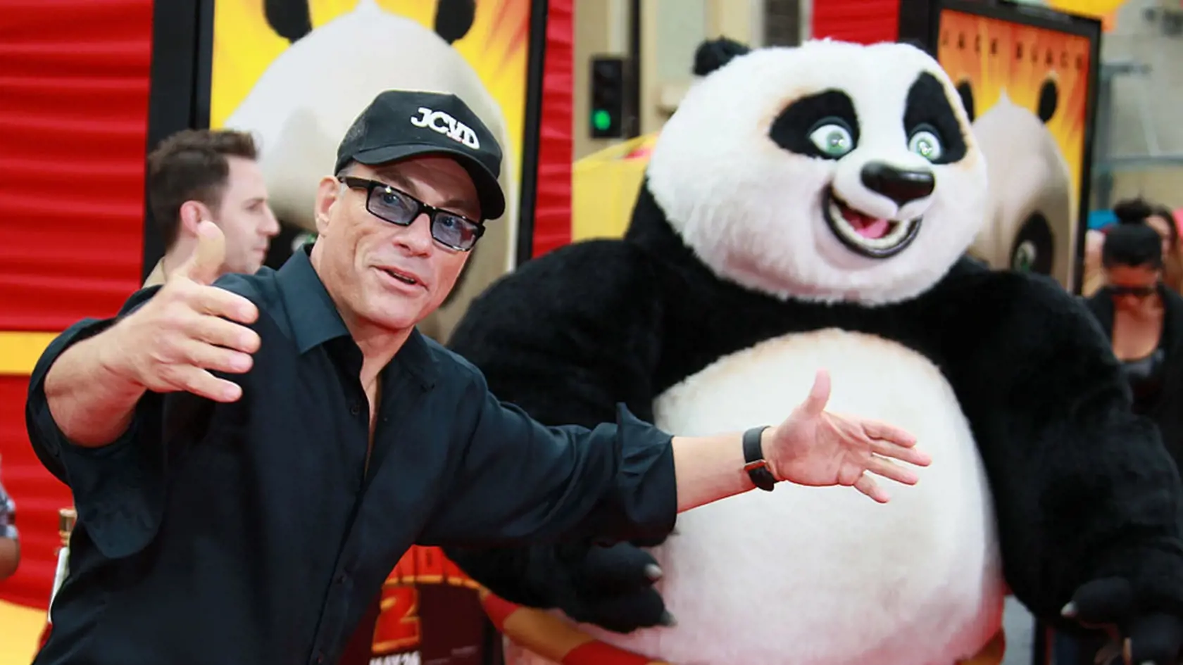 Akčný hrdina a herec Jean Claude Van Damme trpí maniodepresiou. Diagnostikovali mu ju pred sedemnástimi rokmi. Začiatok Van Dammovej kariéry bol vyplnený niekoľkohodinovými dennými tréningmi karate. Raz priznal, že bez nich by bol v hlbokej depresii.