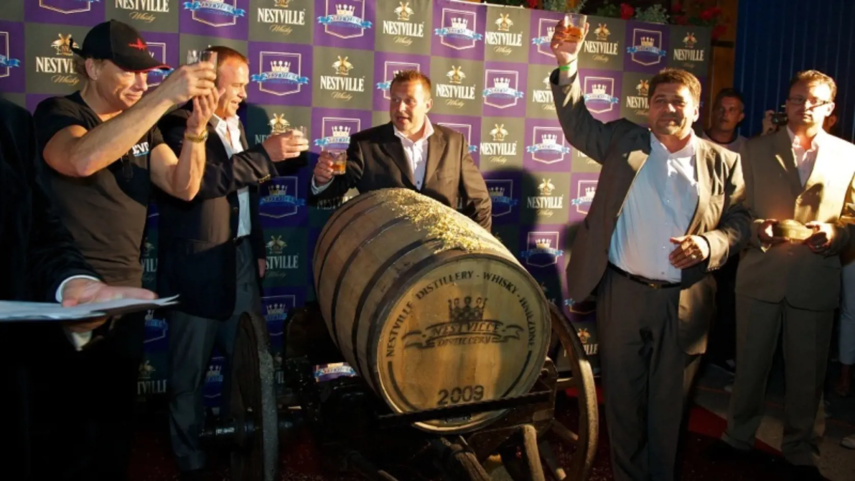 Jean Claude van Damme (vľavo) pri krste slovenskej whisky.