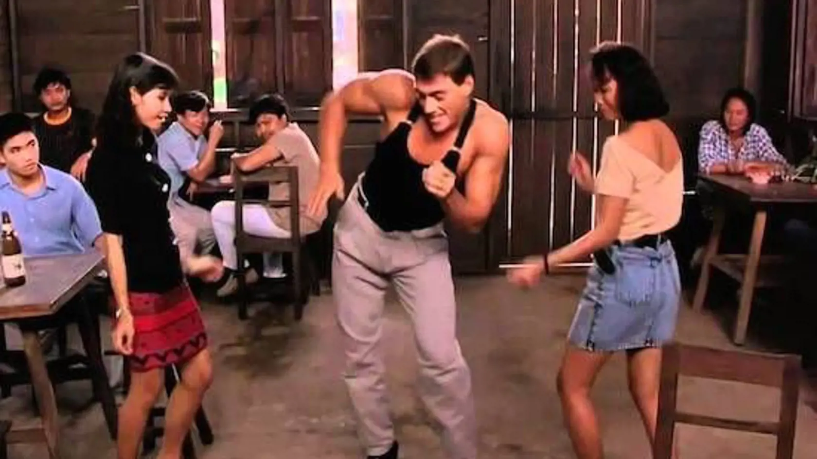 Jean-Claude Van Damme a jeho ikonický tanec z filmu Kickboxer.