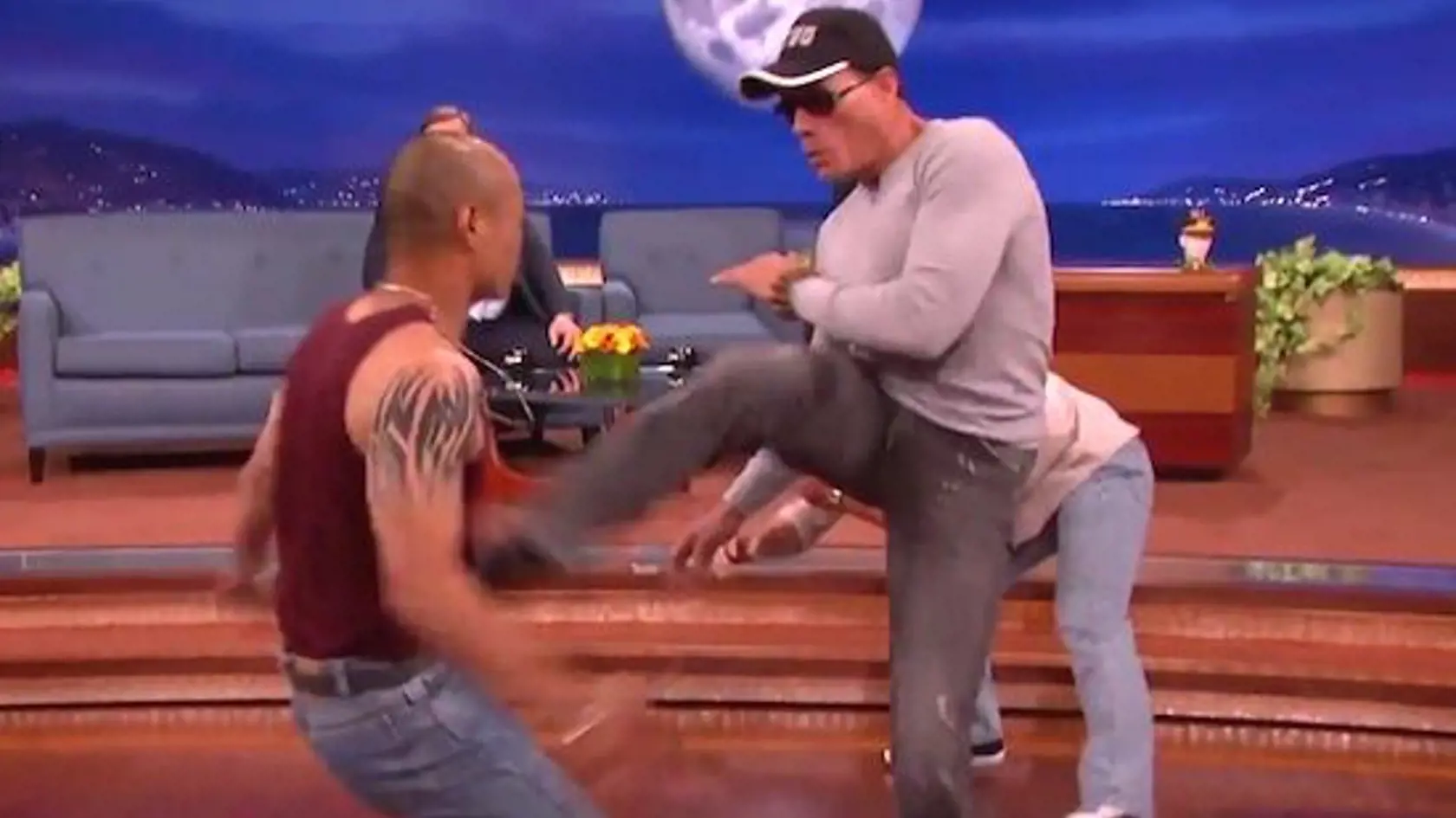 Jean-Claude Van Damme si tanečky z filmu Kickboxer zopakoval v talkšou Conana O´Briena.