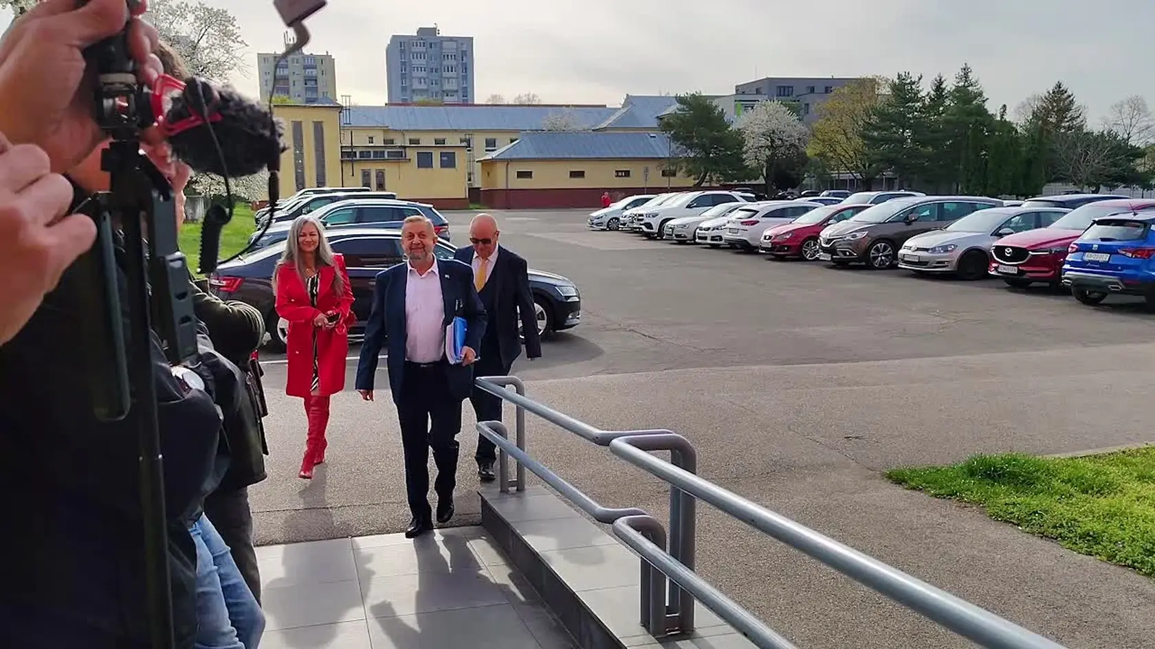 Štefan Harabin, bývalý sudca, exminister spravodlivosti a bývalý predseda Najvyššieho súdu si zasadol na lavicu obžalovaných v prípade schvaľovania ruskej invázie na Ukrajinu. Proces v prípade schvaľovania ruskej agresie na Ukrajine sa po ročnej pauze podarilo otvoriť.