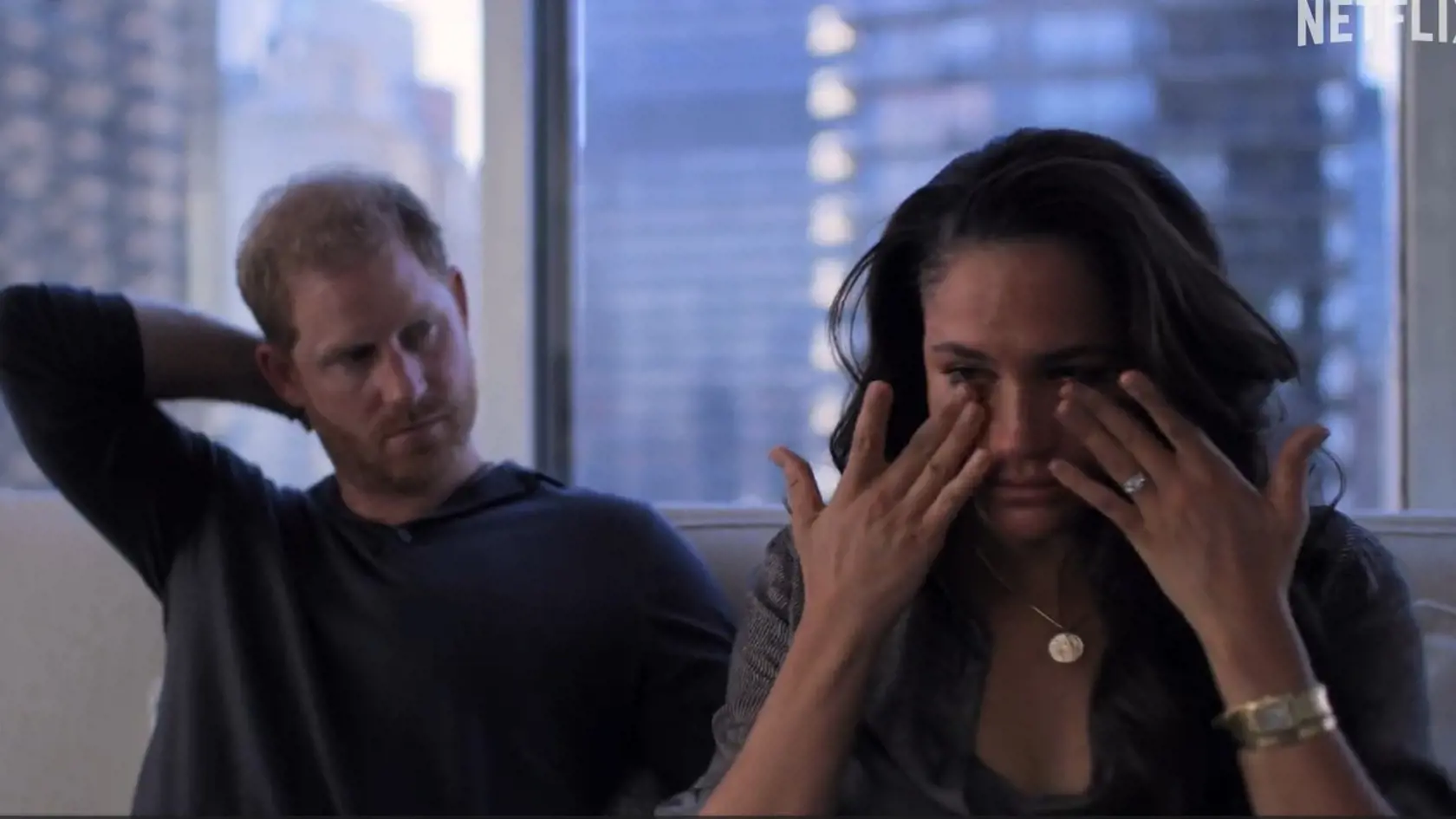 Dokument Harry a Meghan momentálne beží na Netflixe. Jeho pokračovanie je naplánované na 15. decembra. Kráľovská dvojica sľubuje pravdu ohľadom monarchie a vzťahov. V prvých troch častiach sme sa však doposiaľ nič nové nedozvedeli.