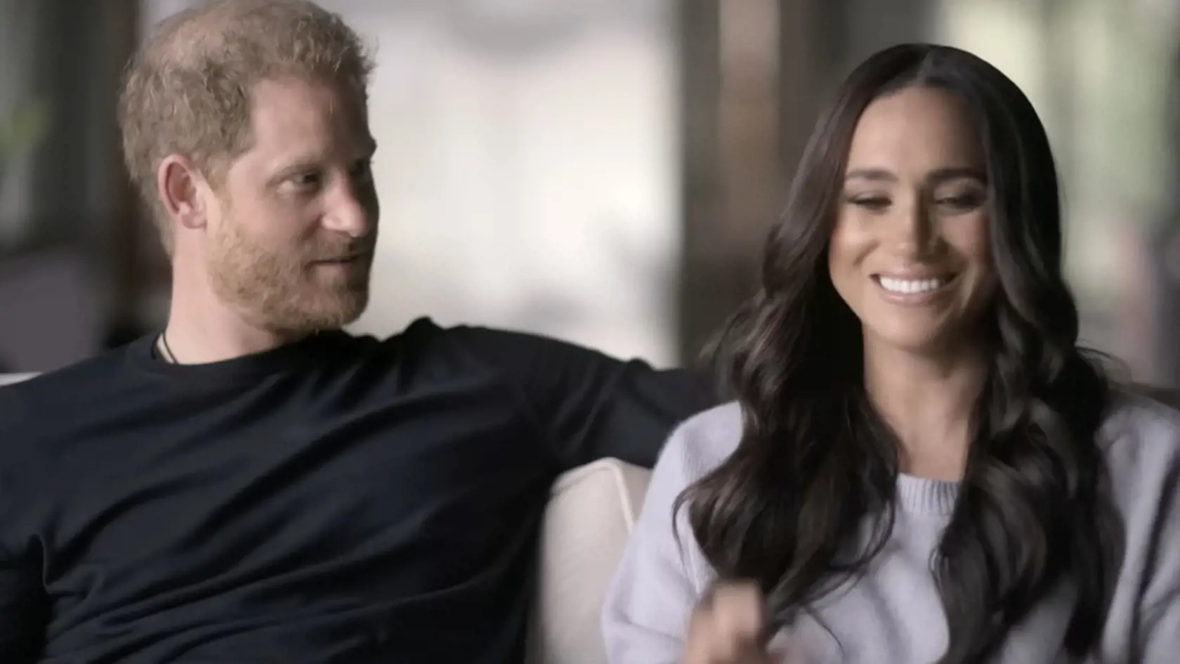 Dokument Harry a Meghan momentálne beží na Netflixe. Jeho pokračovanie je naplánované na 15. decembra. Kráľovská dvojica sľubuje pravdu ohľadom monarchie a vzťahov. V prvých troch častiach sme sa však doposiaľ nič nové nedozvedeli.