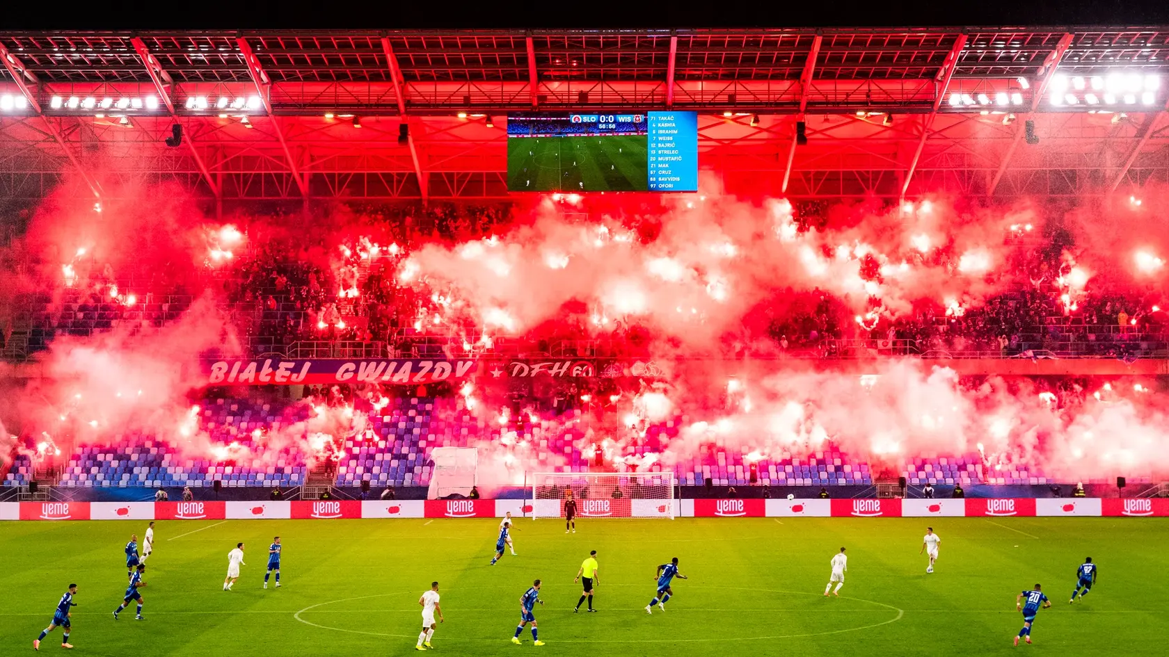 Prípravný futbalový zápas ŠK Slovan Bratislava - Wisla Krakov. Na snímke fanúšikovia Slovana a Wisly.