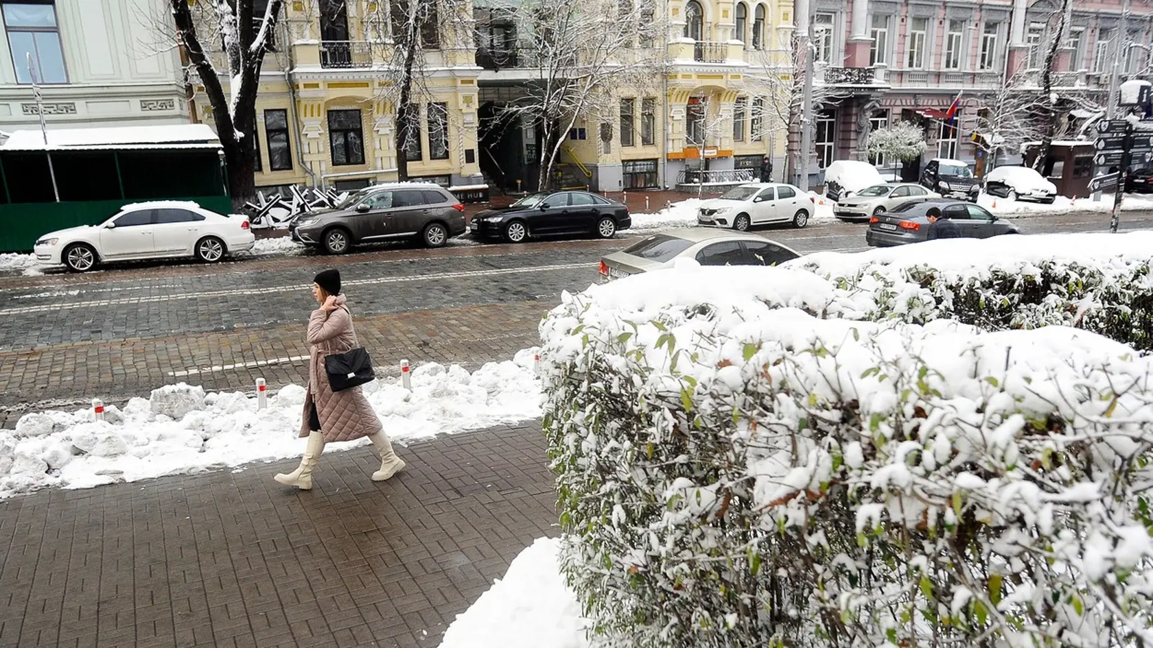 Ukrajinu zahalil sneh už koncom novembra, milióny Ukrajincov bojujú s výpadkami elektriny a nedostatkom tepla.