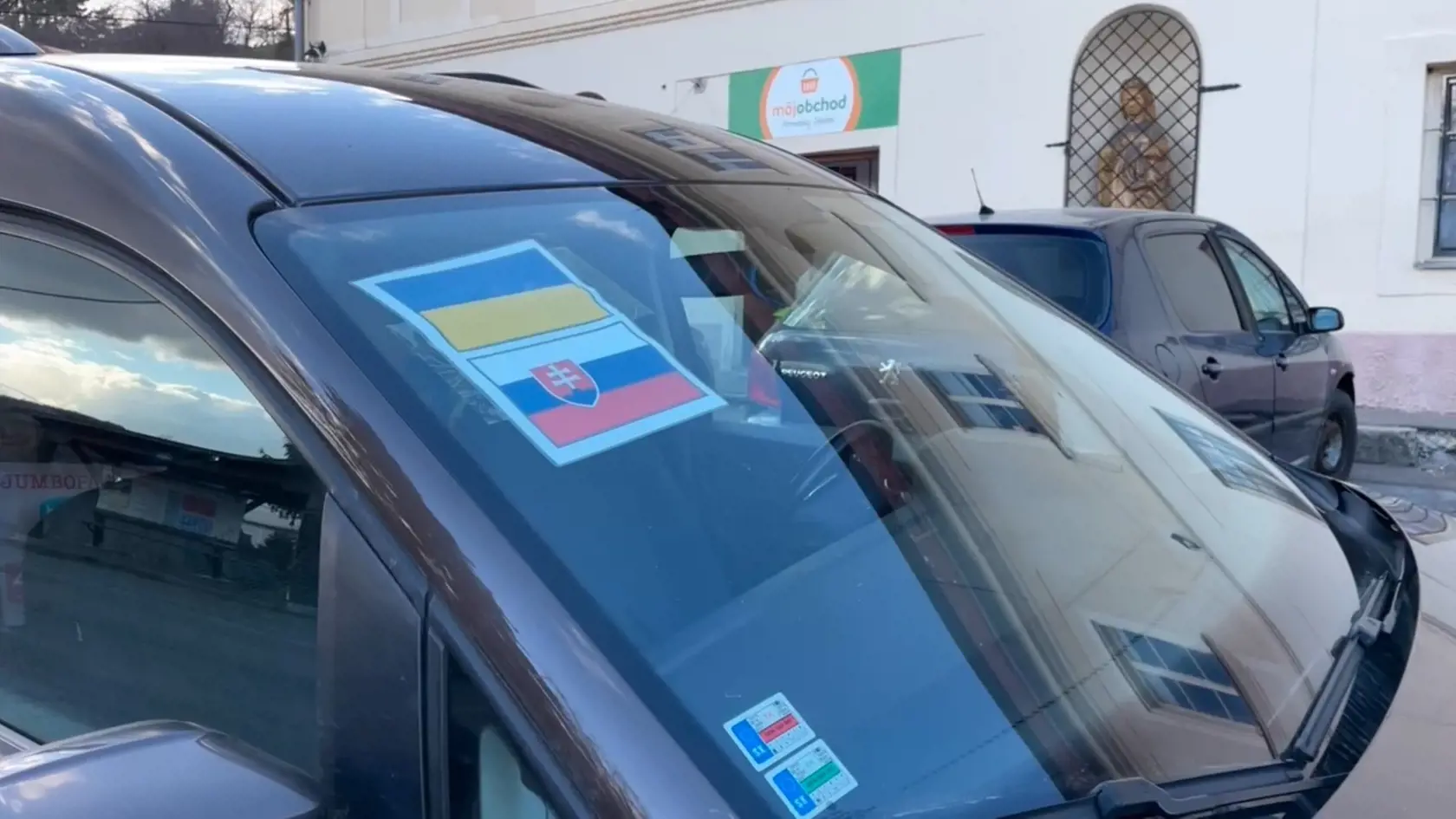 “Už vieme 4 mamičky umiestniť do robôt a rovnako aj naša základná škola poskytne vyučovací proces pre ich deti. Otvoríme pre nich triedu, aby sa mohli vzdelávať a možno tento model prevezmú aj iné školy. Som hrdý Slovák, a som pyšný na všetkých, ktorí sú ochotní pomáhať. Myslel som, že nikdy nezažijeme žiadnu vojnu, ale vidíme, že to môže byť úplne ináč,” dodal Neuschl.