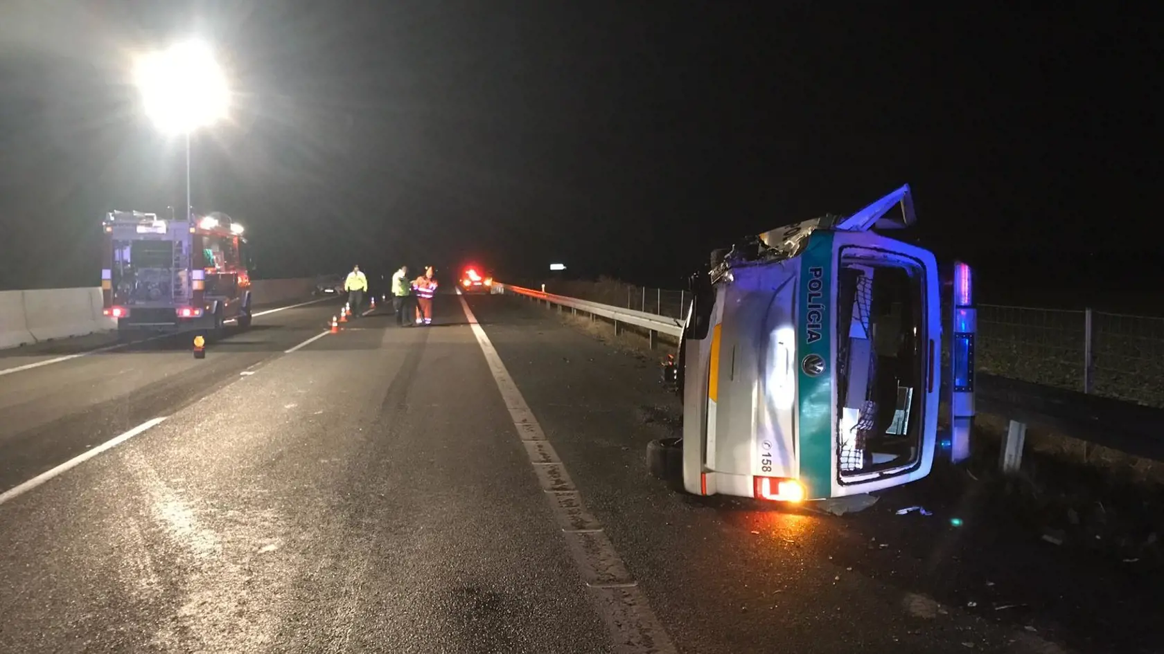 Vážna nehoda na D1 pri Piešťanoch. Auto narazilo do polície.