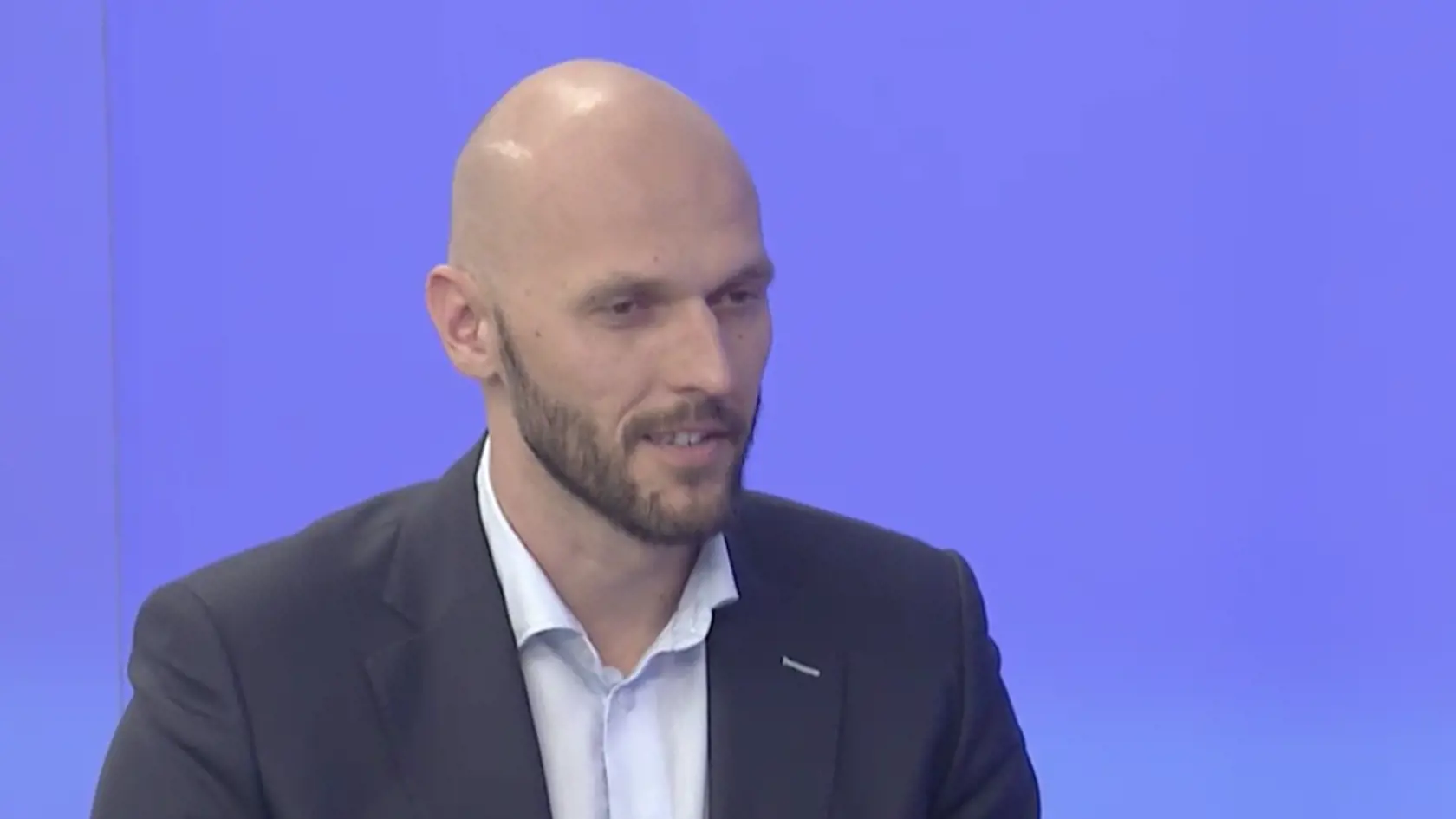 Problém vidí aj v Hegerovi. Podľa jeho slov "jeho formálne najdôležitejší minister nechodí do práce".