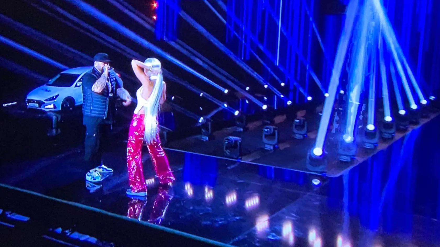 Dara Rolins a jej blond príčesok až po zadok.
