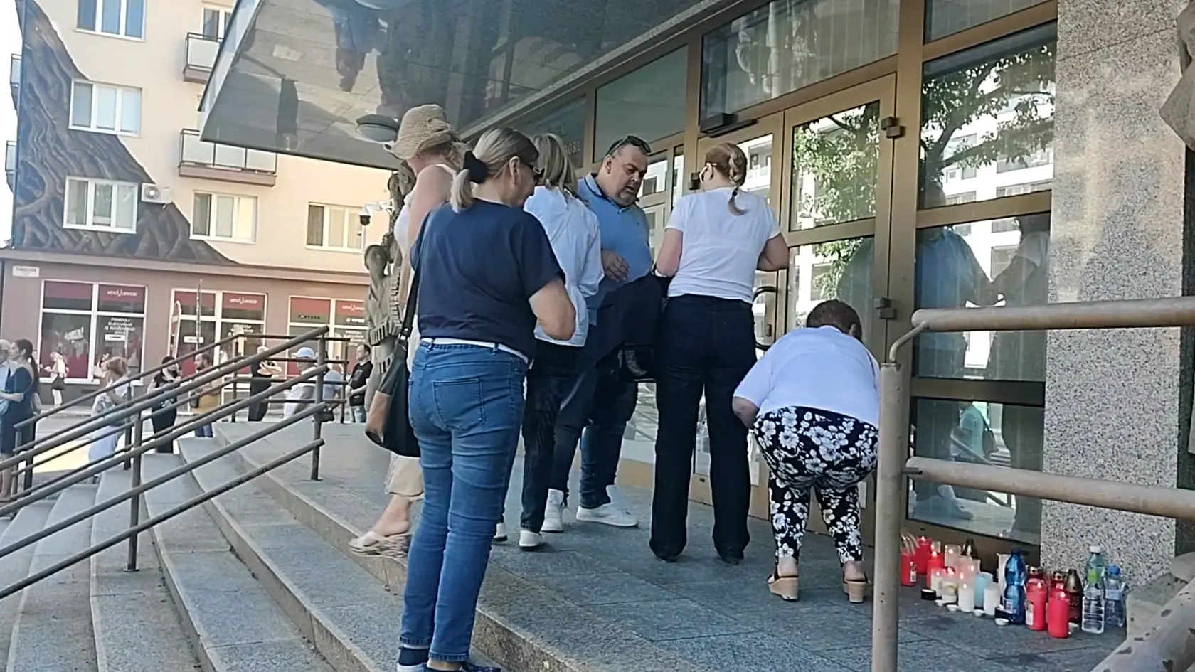 Keď v lete polícia znova zadržala Gašpara, pred budovou policajného prezídia ľudia zapaľovali sviečky.