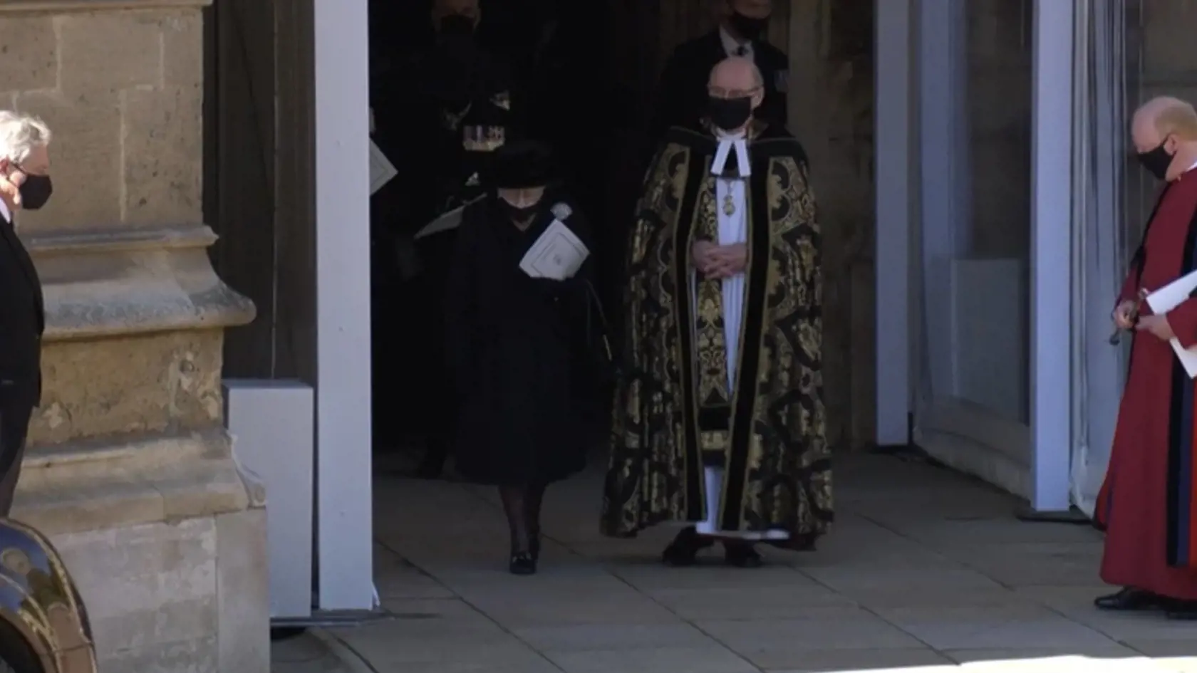 Smútiaca kráľovská rodina opustila kaplnku sv. Juraja. Princ Harry a princ William odkráčali bok po boku.