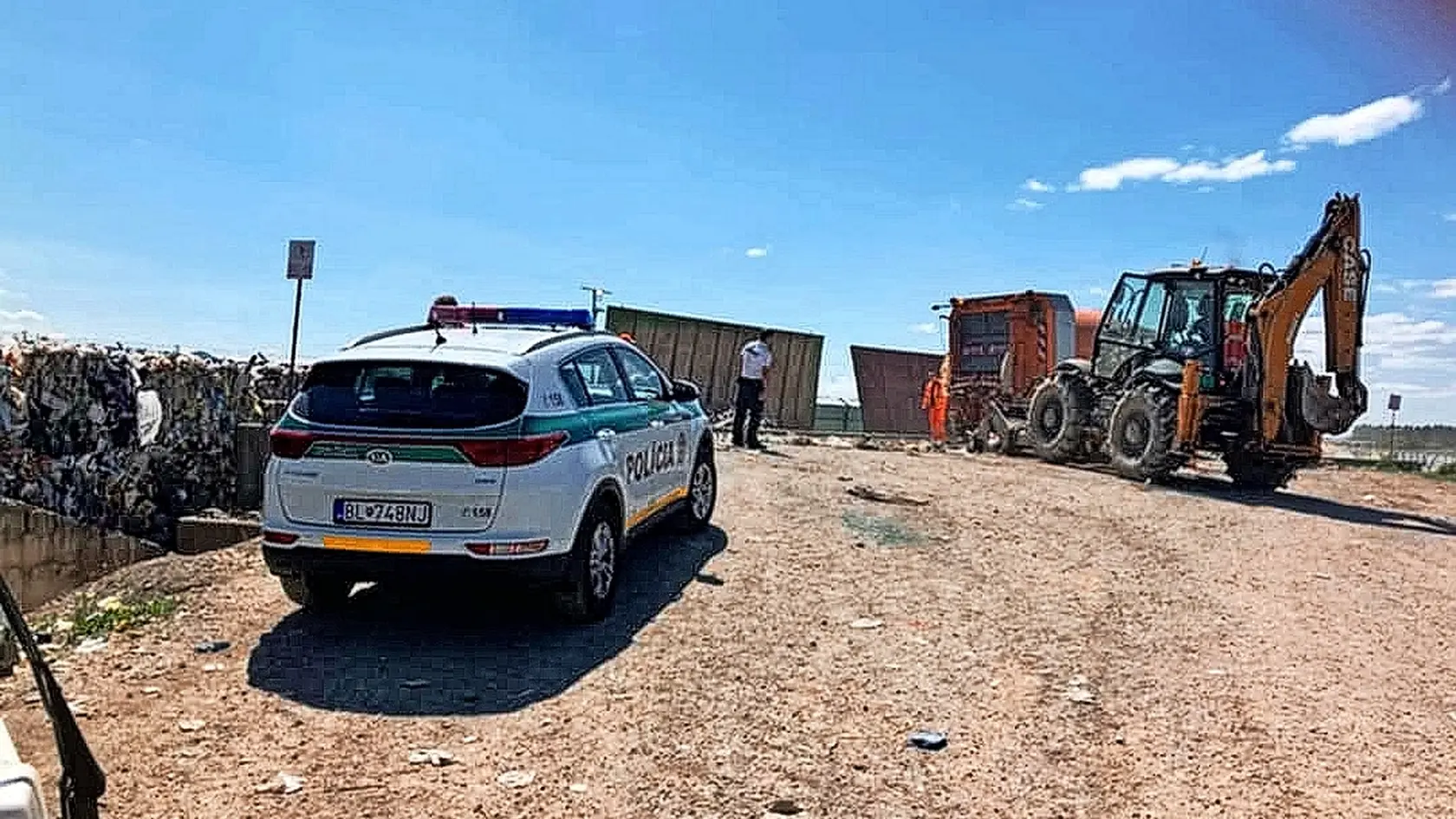 Mýtna polícia sa vybrala na šetrenie do recyklačného strediska v Kúnovci.