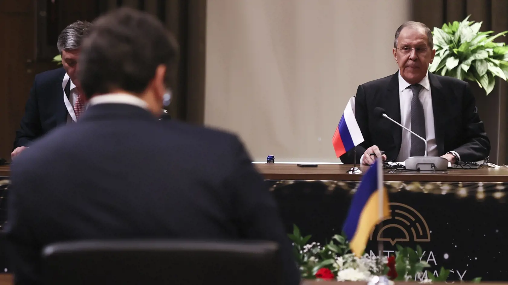 WA 34 Antalya - Ruský minister zahraničných vecí Segej LAvrov (tvárou) a ukrajinský šéf diplomacie Dmytro Kuleba počas stretnutia v tureckom letovisku Antalya vo štvrtok 10. marca 2022. Ministri zahraničných vecí Ruska a Ukrajiny začali v tureckom letovisku Antalya rozhovory sprostredkované Tureckom. Cieľom rokovania je podľa šéfa tureckej diplomacie dohodnúť schôdzku prezidentov Vladimira Putina a Volodymyra Zelenského. FOTO TASR/AP 

 
In this photo provided by Turkish Foreign Ministry, Russia