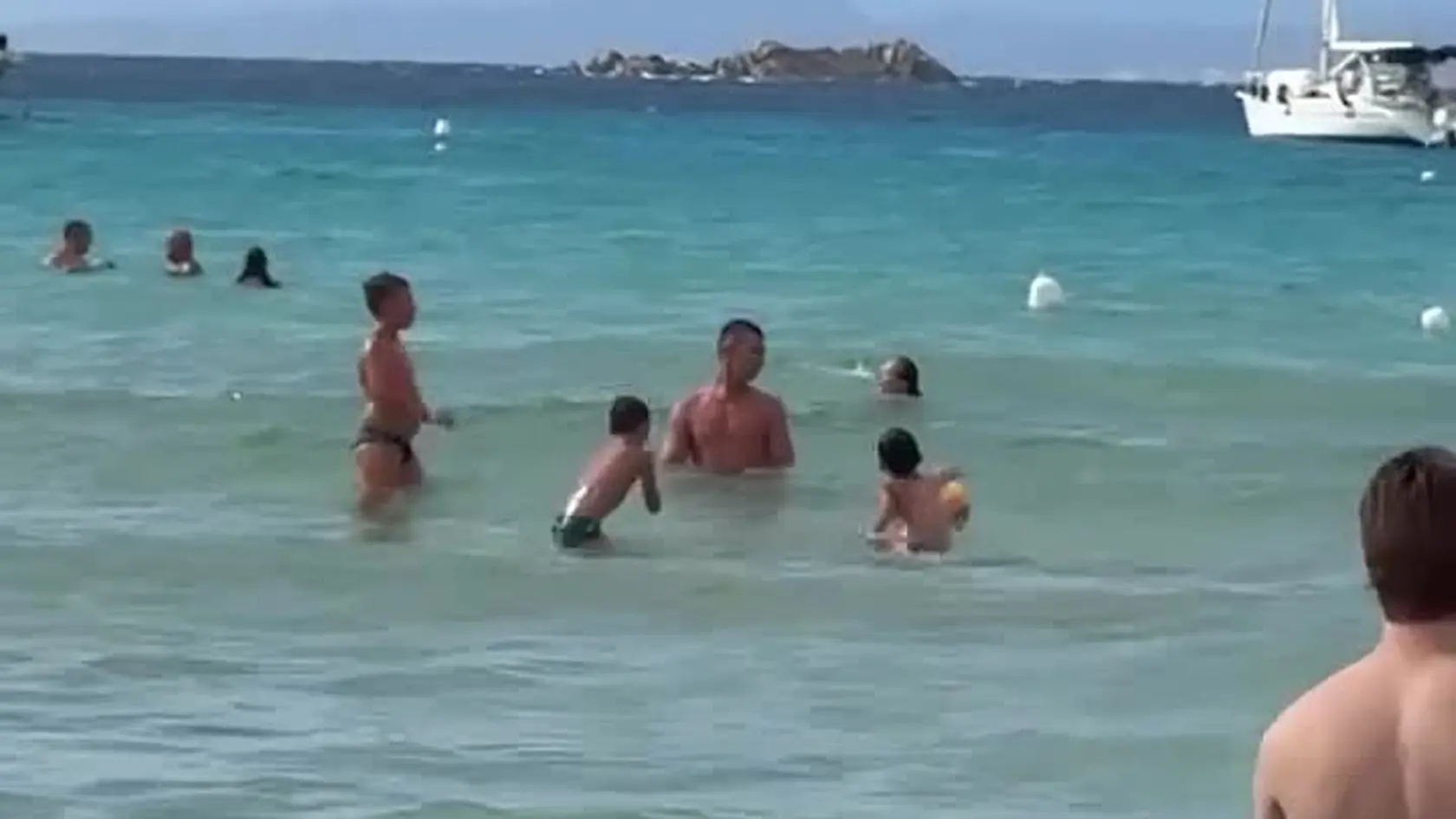 Známy slovenský raper Majself si užíva dovolenku na horúcej Sardínii. Keď sa však zapozeral do mora, uvidel tam svetovú hviezdu! Alebo nie?
