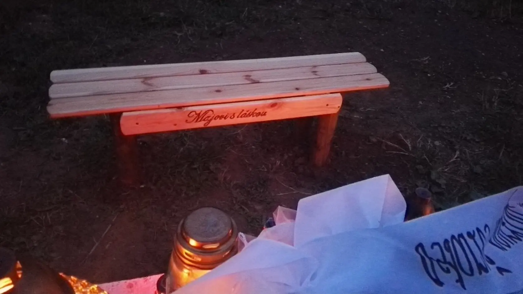 Lavičku k hrobu vyhotovili kamaráti zosnulého Mária (†31), na zadnej strane sú nápisy so spomienkami na neho. 
