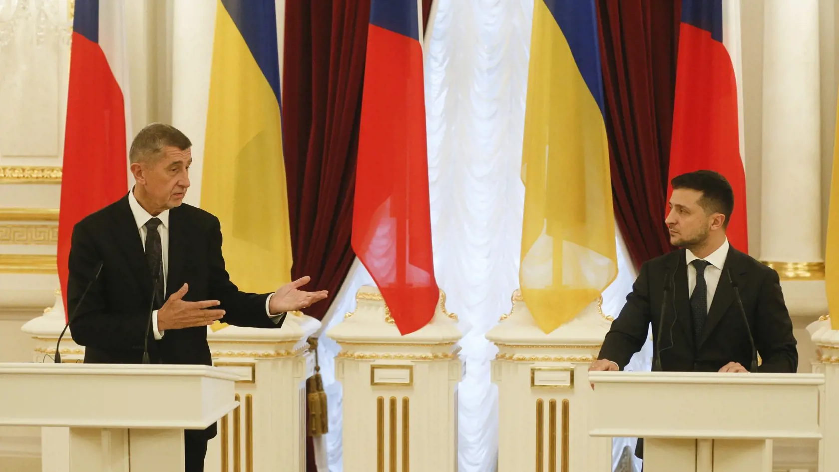 KK2 Kyjev - Ukrajinský prezident Volodymyr Zelenskyj (vpravo) a český premiér Andrej Babiš počas tlačovej konferencie v Kyjeve 19. novembra 2019. FOTO TASR/AP
Ukrainian President Volodymyr Zelenskiy, right, and Czech Prime Minister Andrej Babis attend their press conference in Kyiv, Ukraine, Tuesday, Nov. 19, 2019. (AP Photo/Efrem Lukatsky)
