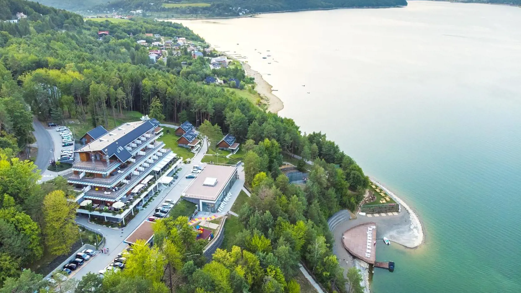 Zelená lagúna je úžasný hotel, z ktorého máte Domašu ako na dlani.