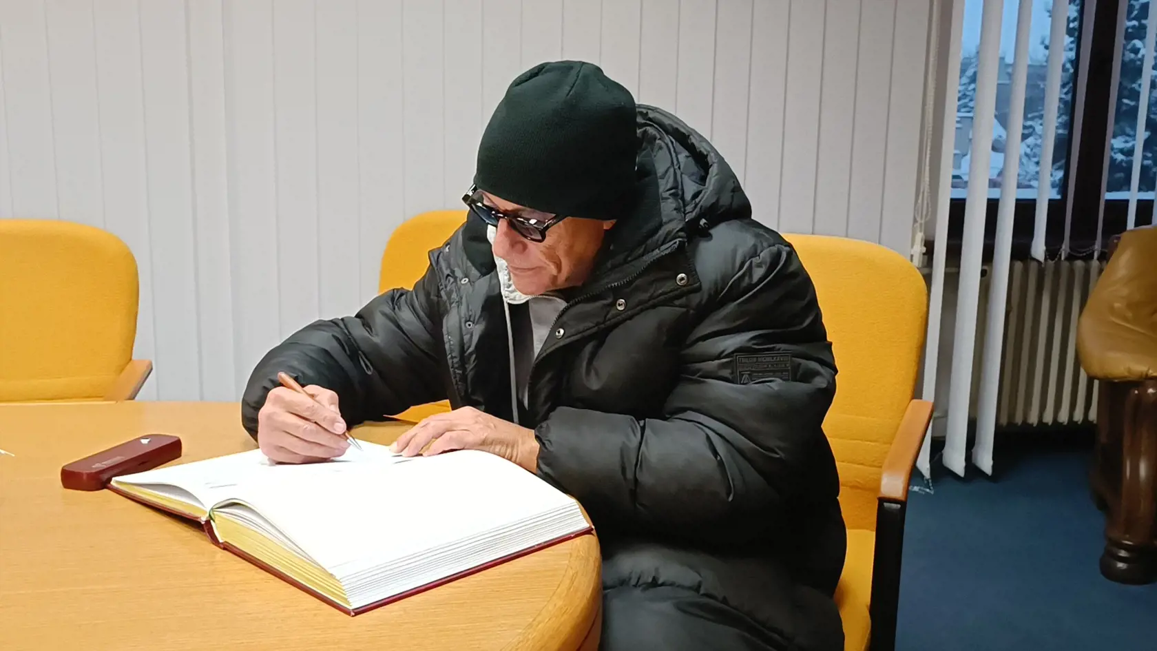 Na michalovskej radnici: Zábery herca z východu podnietili vtipkárov. Terčom bolo najmä to, že herec sedel v kancelárii v kabáte a čiapke.