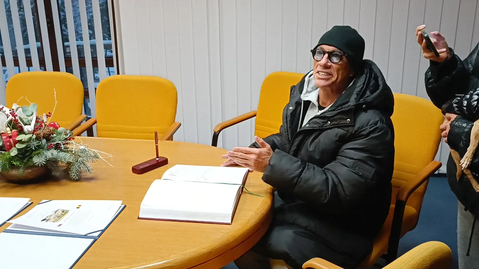 Na michalovskej radnici: Podľa slov hovorkyne Van Damme bol veľmi milý a priateľsky, čo je na hviezdu jeho typu neobvyklé.