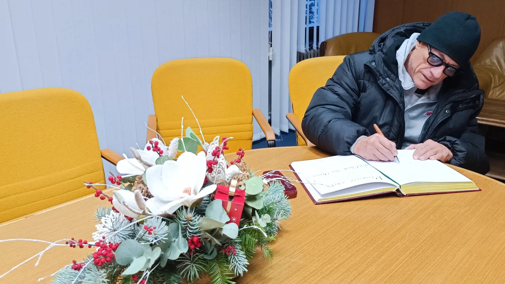 Na michalovskej radnici: Okrem podpisu do kroniky mesta pridal aj kresbu zakladateľa bojových umení.
