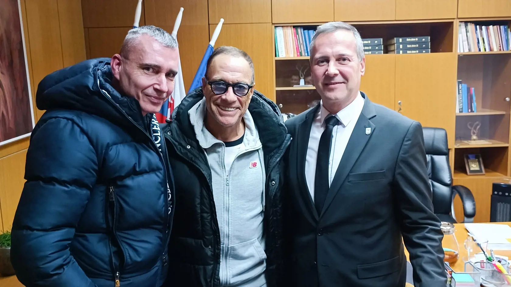 Na michalovskej radnici: Hviezda akčných filmov po prílete do Košíc zamierila na Ukrajinu kde sa zdržala zhruba desať dní, pri spiatočnej ceste sa zastavil v Michalovciach a odtiaľ odišiel do Popradu na letisko.