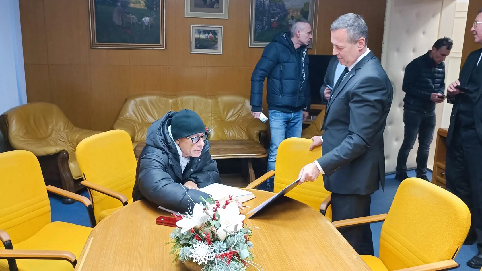 Na michalovskej radnici: Mesto odovzdalo hosťovi aj ďakovný list.