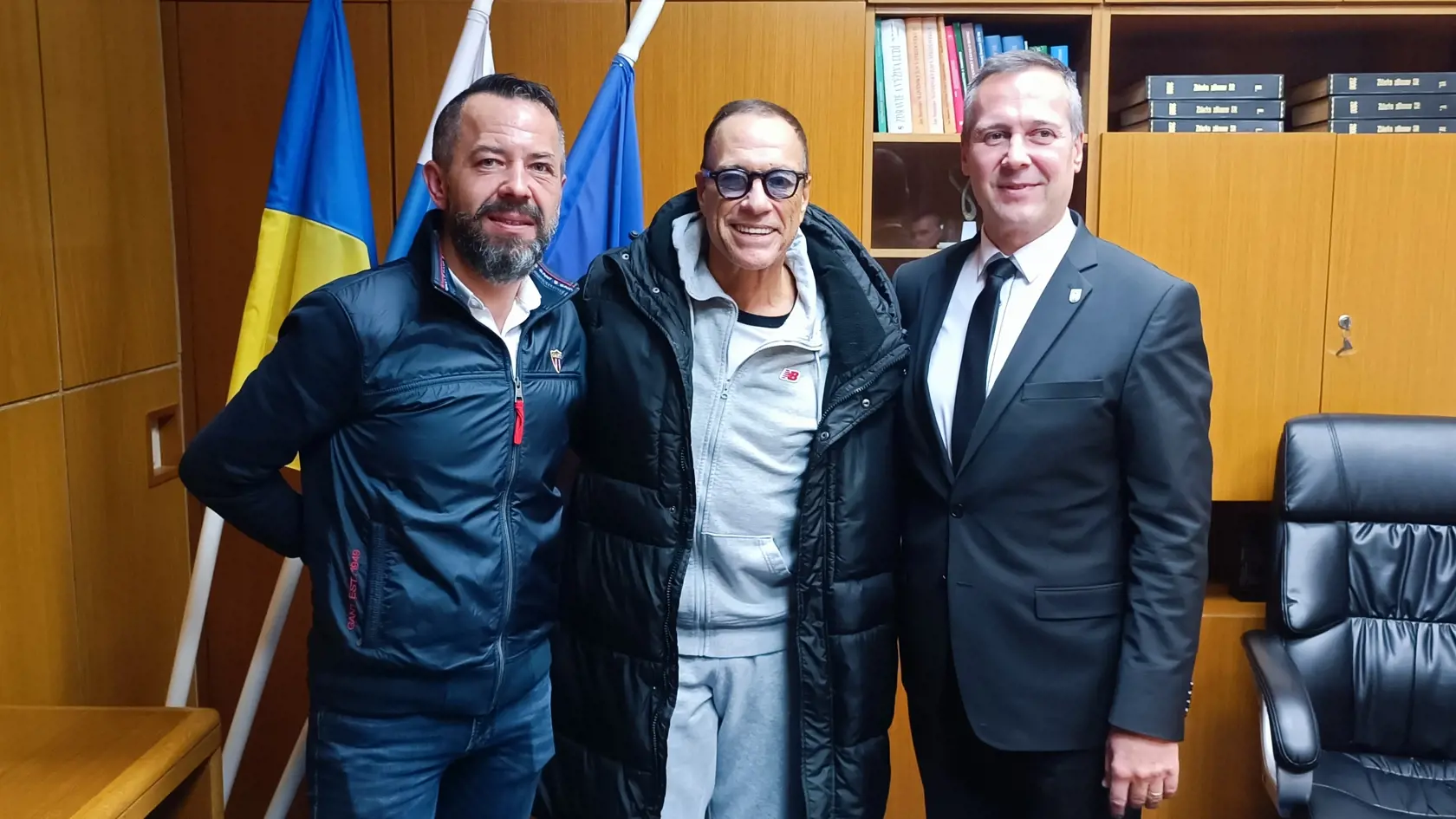 Na michalovskej radnici: Trojica sa pri fotografovaní priateľsky držala.