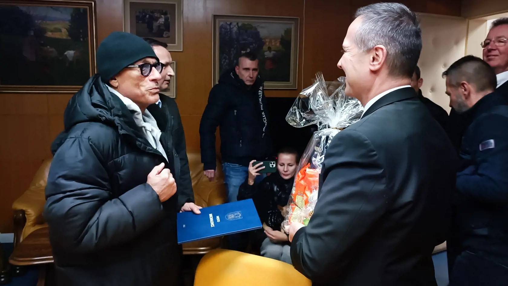 Na michalovskej radnici: Komunikoval s radnými v anglickom jazyku a podľa tých, ktorí s ním mali možnosť hovoriť v minulosti, pridáva k tomu silný francúzsky akcent. Na zábere v podrepe je milenka herca Alena Kaverina, ktorá si urobila výlet na Slovensko, aby odprevadila svoju lásku.
