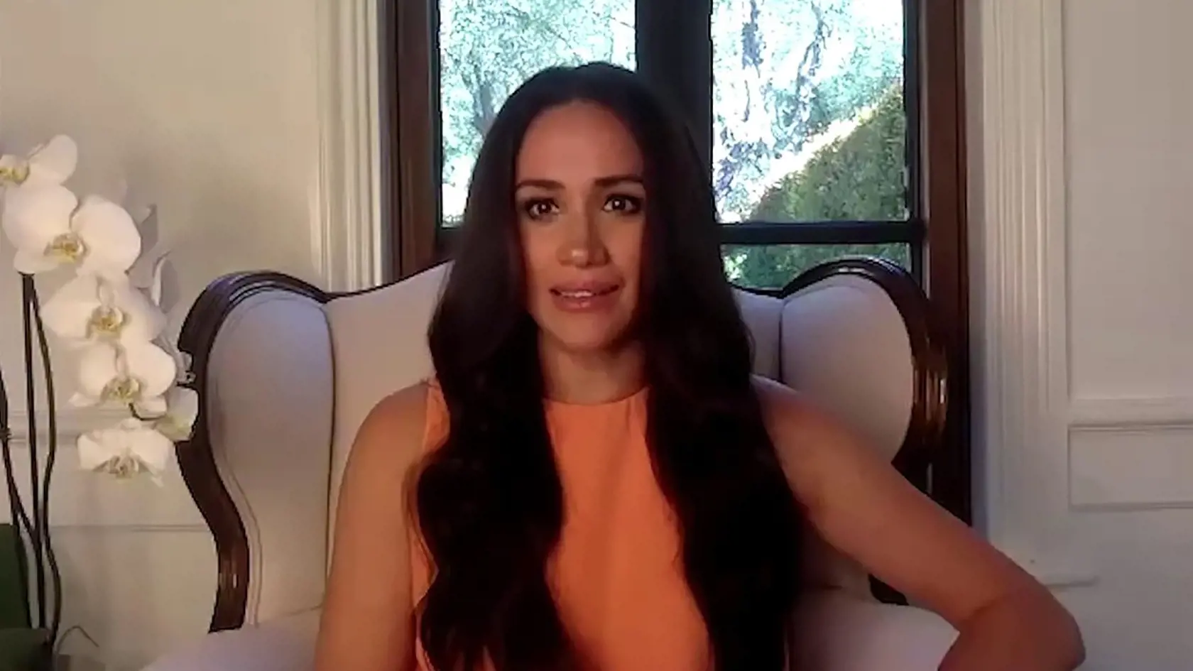 Bývalý kráľovský pár Harry a Meghan vďaka video konferenciu nechali letmo nahliadnuť do ich nového kalifornského sídla, kam sa aj so synom presťahovali. Fanúšikovia si však, ako prvé všimli radikálnu premenu Meghan.