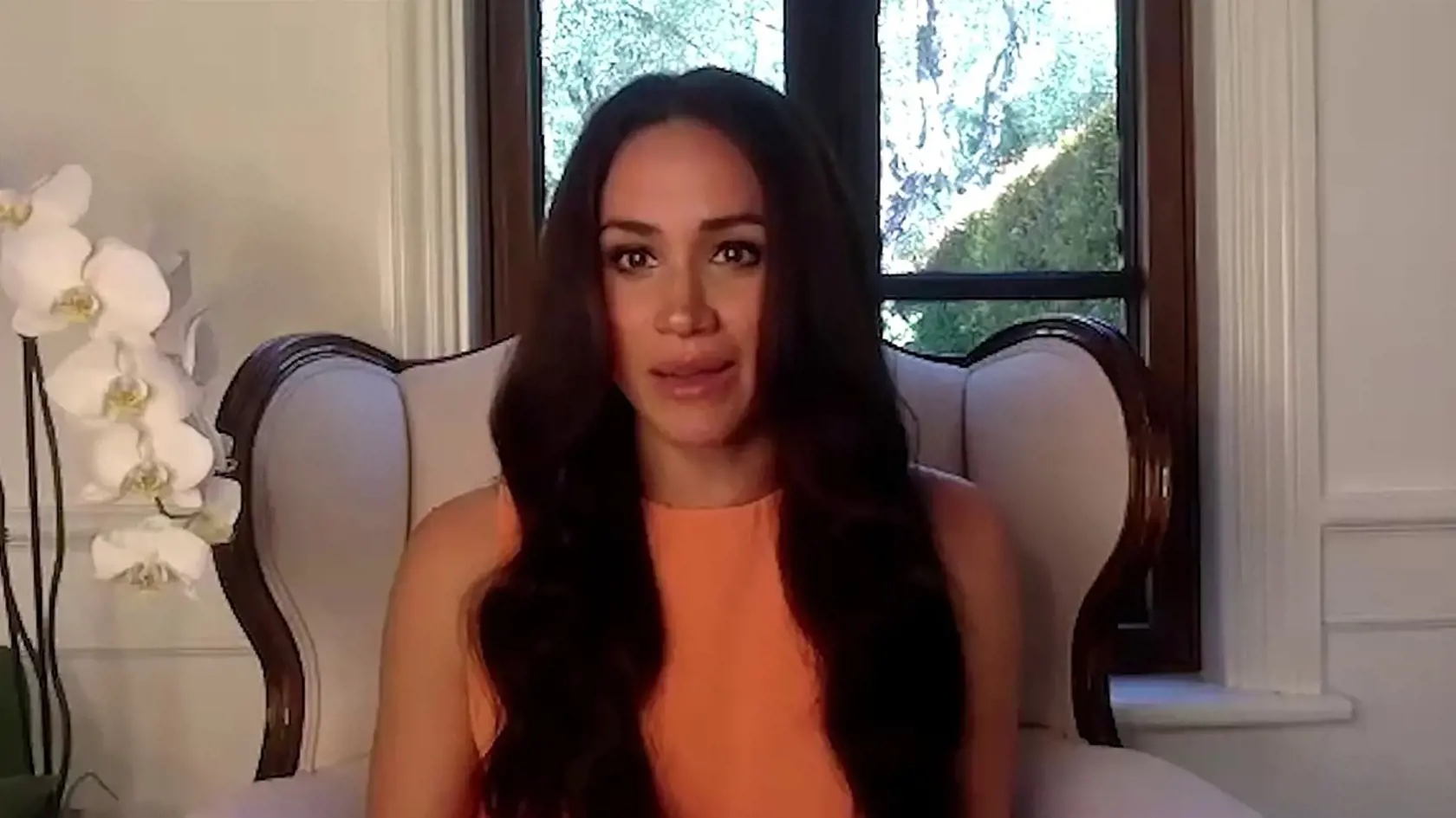 Bývalý kráľovský pár Harry a Meghan vďaka video konferenciu nechali letmo nahliadnuť do ich nového kalifornského sídla, kam sa aj so synom presťahovali. Fanúšikovia si však, ako prvé všimli radikálnu premenu Meghan.