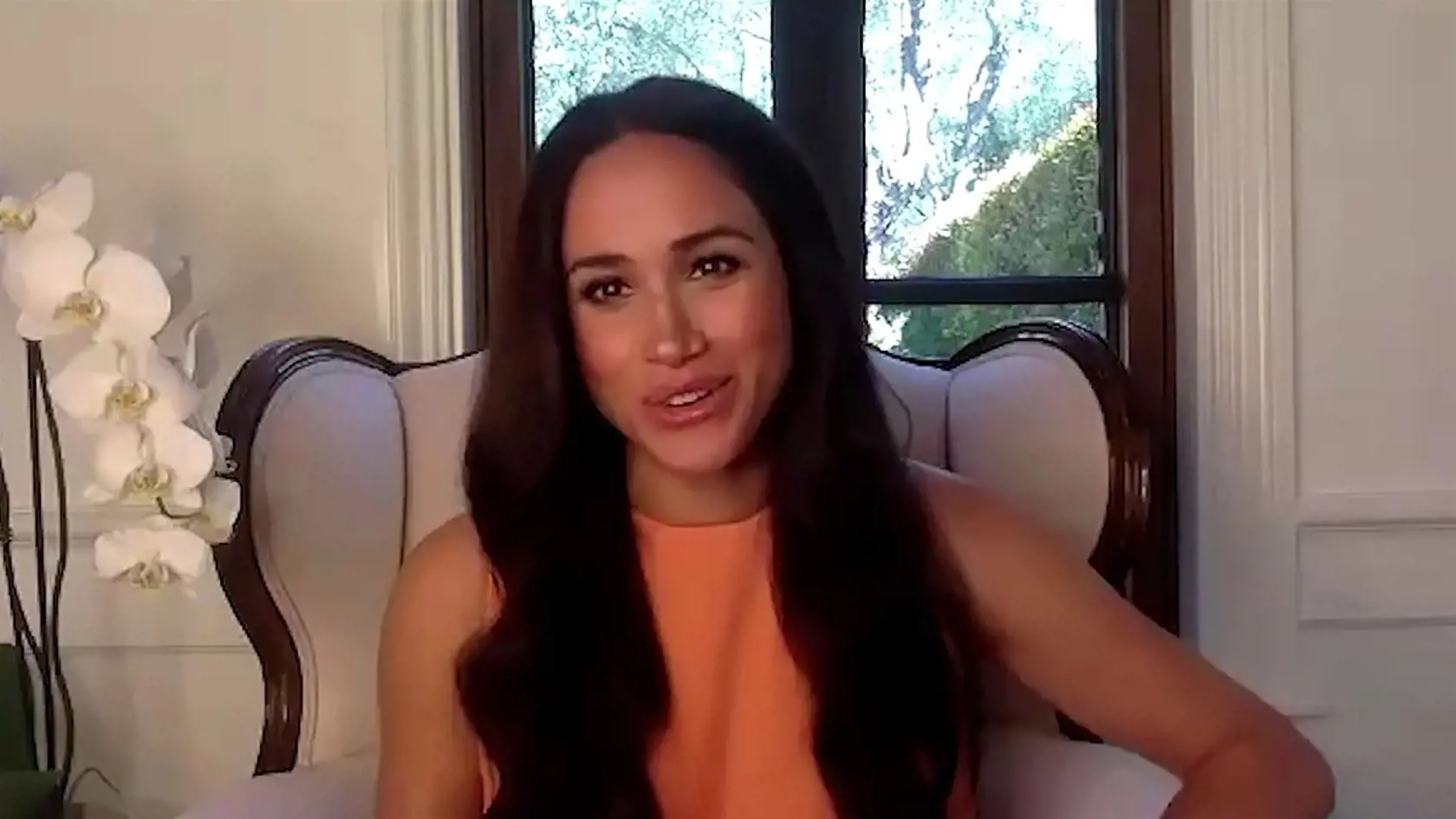 Bývalý kráľovský pár Harry a Meghan vďaka video konferenciu nechali letmo nahliadnuť do ich nového kalifornského sídla, kam sa aj so synom presťahovali. Fanúšikovia si však, ako prvé všimli radikálnu premenu Meghan.