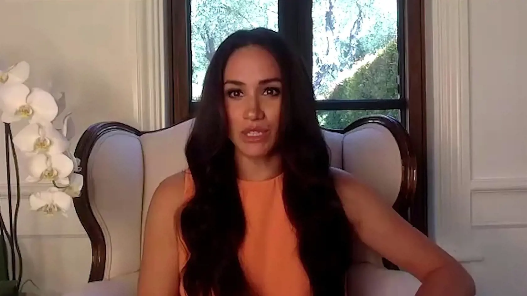 Bývalý kráľovský pár Harry a Meghan vďaka video konferenciu nechali letmo nahliadnuť do ich nového kalifornského sídla, kam sa aj so synom presťahovali. Fanúšikovia si však, ako prvé všimli radikálnu premenu Meghan.