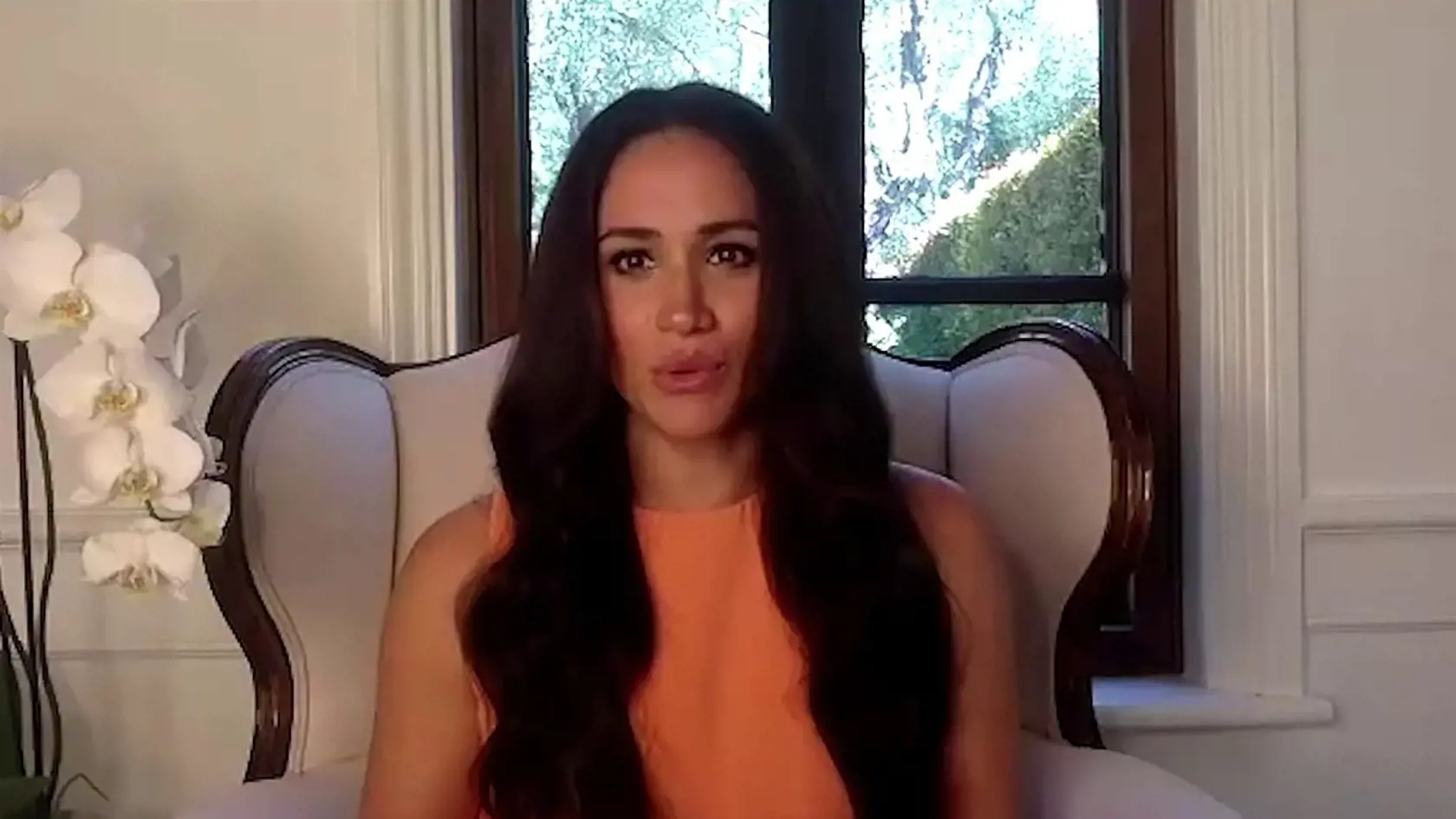 Bývalý kráľovský pár Harry a Meghan vďaka video konferenciu nechali letmo nahliadnuť do ich nového kalifornského sídla, kam sa aj so synom presťahovali. Fanúšikovia si však, ako prvé všimli radikálnu premenu Meghan.