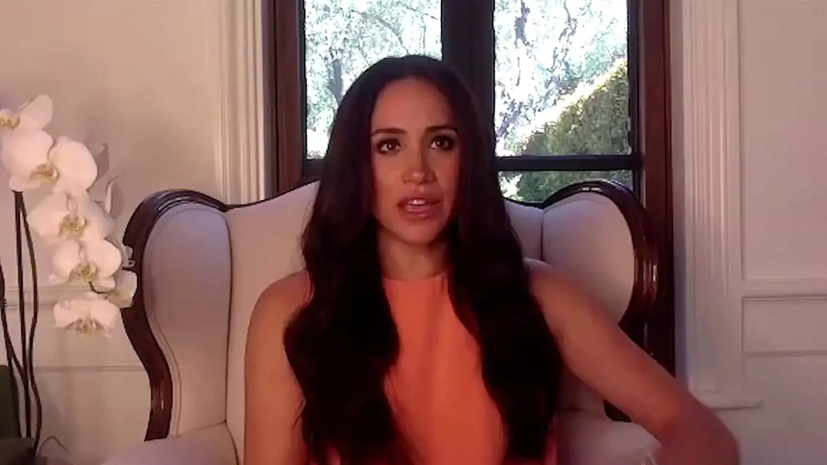 Bývalý kráľovský pár Harry a Meghan vďaka video konferenciu nechali letmo nahliadnuť do ich nového kalifornského sídla, kam sa aj so synom presťahovali. Fanúšikovia si však, ako prvé všimli radikálnu premenu Meghan.