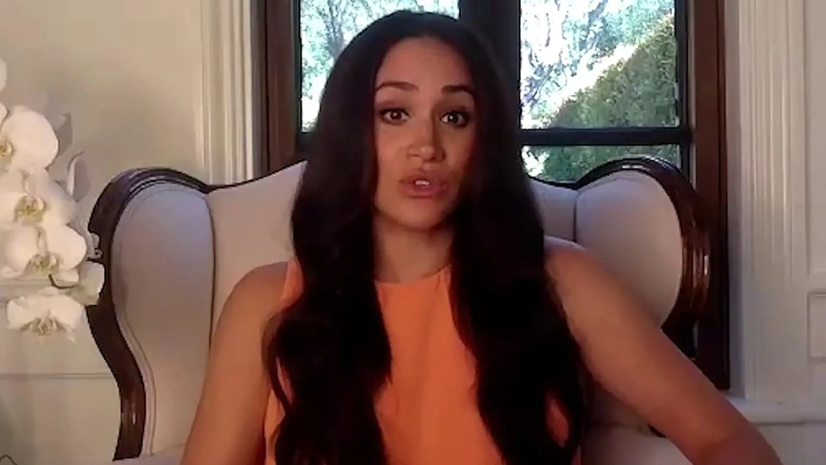 Bývalý kráľovský pár Harry a Meghan vďaka video konferenciu nechali letmo nahliadnuť do ich nového kalifornského sídla, kam sa aj so synom presťahovali. Fanúšikovia si však, ako prvé všimli radikálnu premenu Meghan.