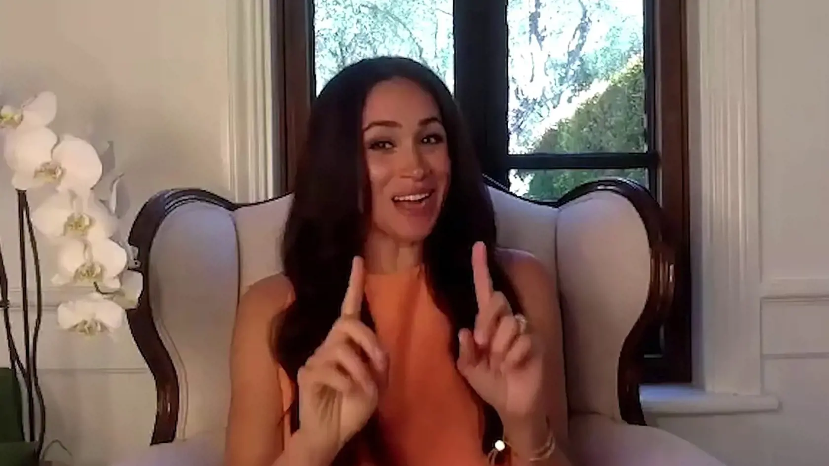 Bývalý kráľovský pár Harry a Meghan vďaka video konferenciu nechali letmo nahliadnuť do ich nového kalifornského sídla, kam sa aj so synom presťahovali. Fanúšikovia si však, ako prvé všimli radikálnu premenu Meghan.