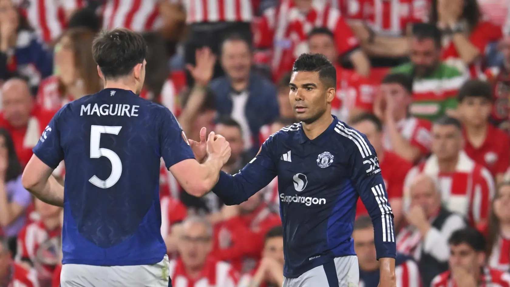 Hráč Manchestru United Casemiro (vpravo) sa teší z úvodného gólu počas prvého zápasu semifinále Európskej ligy Athletic Bilbao - Manchester United v Bilbau 1. mája 2025.
Manchester United's Casemiro, right, celebrates after scoring his side's opening goal during the Europa League semifinal first leg soccer match between Athletic Bilbao and Manchester United at the San Mames stadium in Bilbao, Spain, Thursday, May 1, 2025. (AP Photo/Miguel Oses)