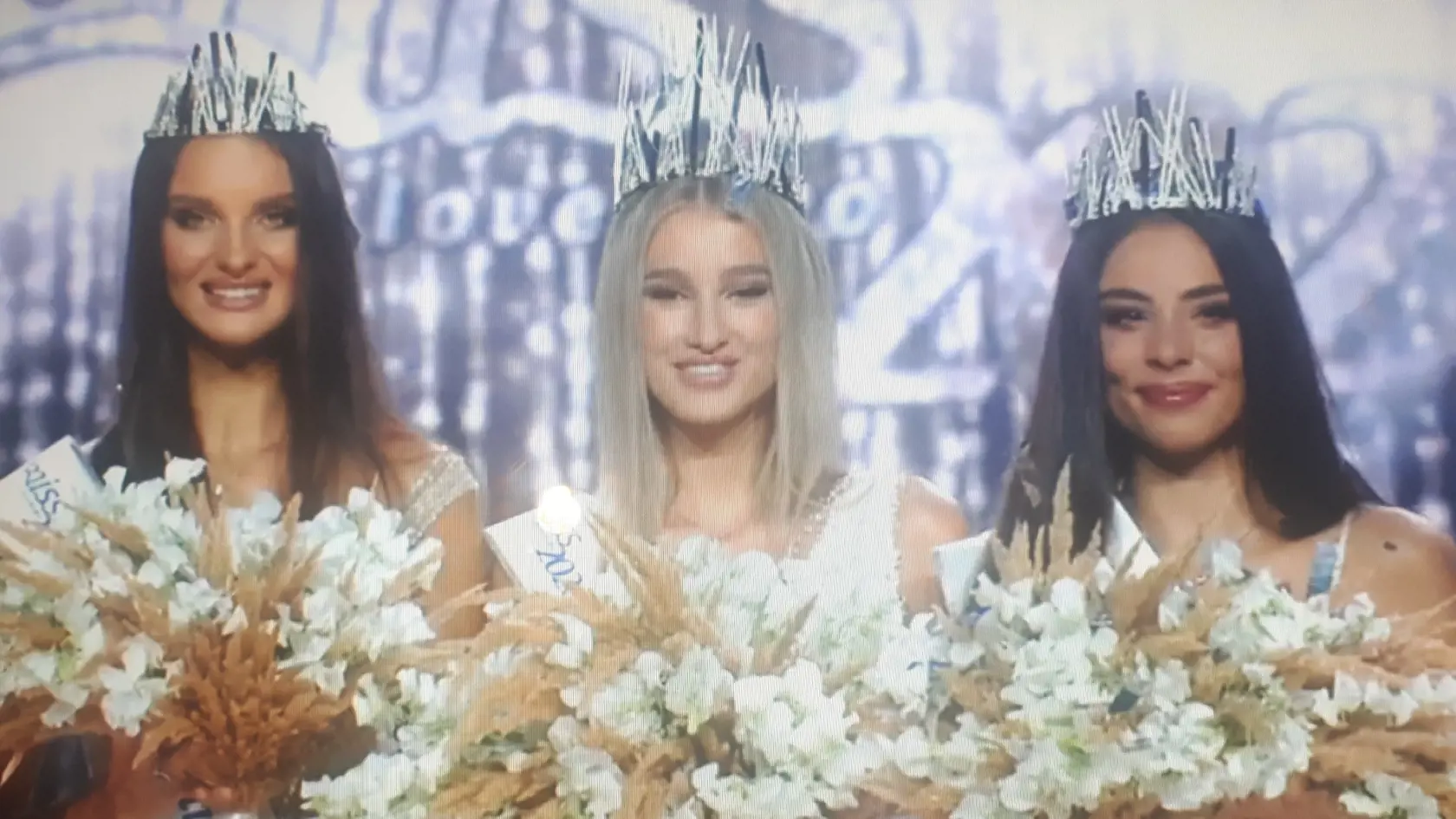 Miss Slovensko 2020: Leona Novoberdaliu (v strede) I . Vicemiss Slovensko 2020: Viktória Podmanická (vpravo), II. Vicemiss Slovensko 2020: Kristína Víglaská (vľavo)