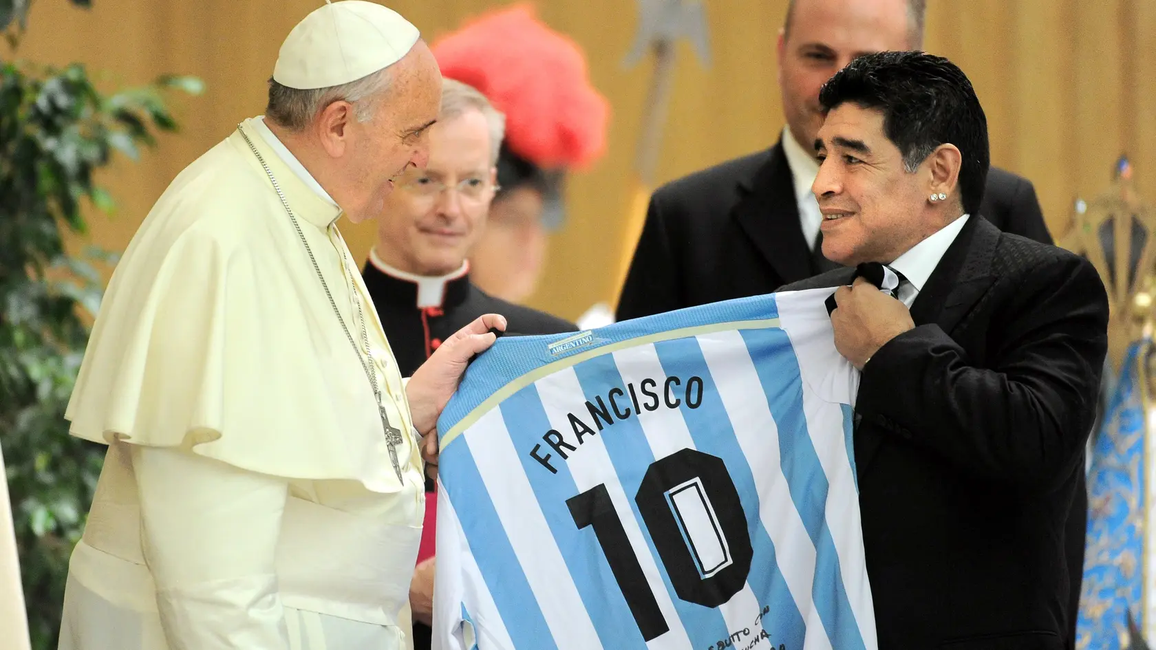 Od Diega Maradonu dostal futbalový dres so svojím menom.