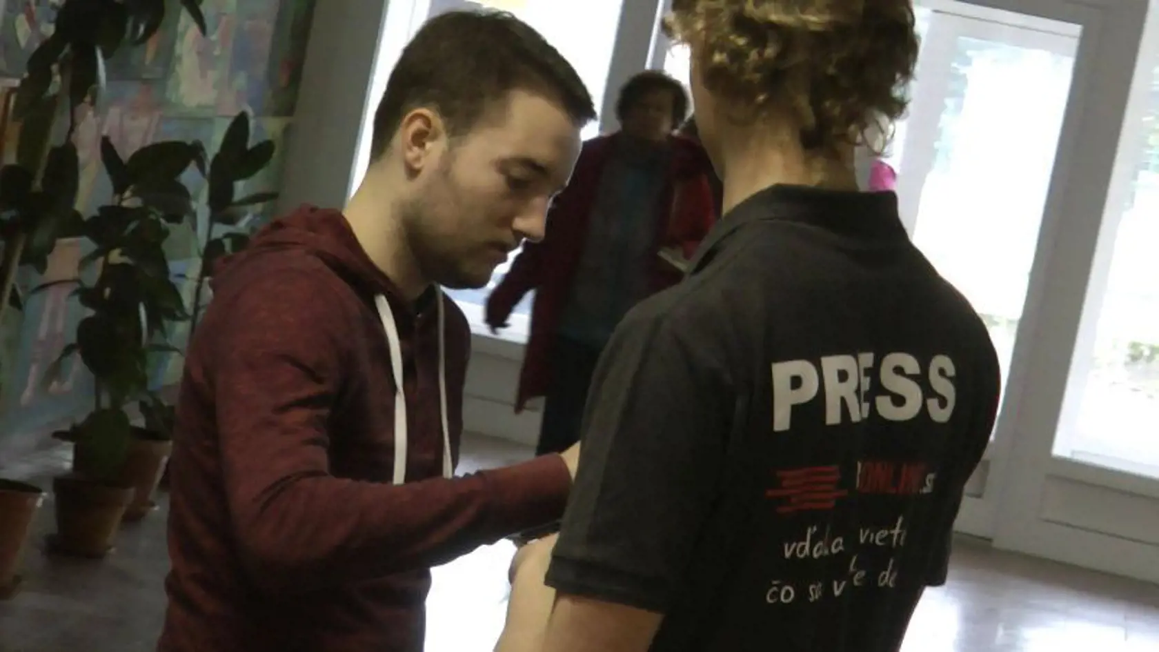 Voliči v Banskej Bystrici môžu priamo pred volebnou miestnosťou anonymne prezradiť, komu dali svoj hlas.
