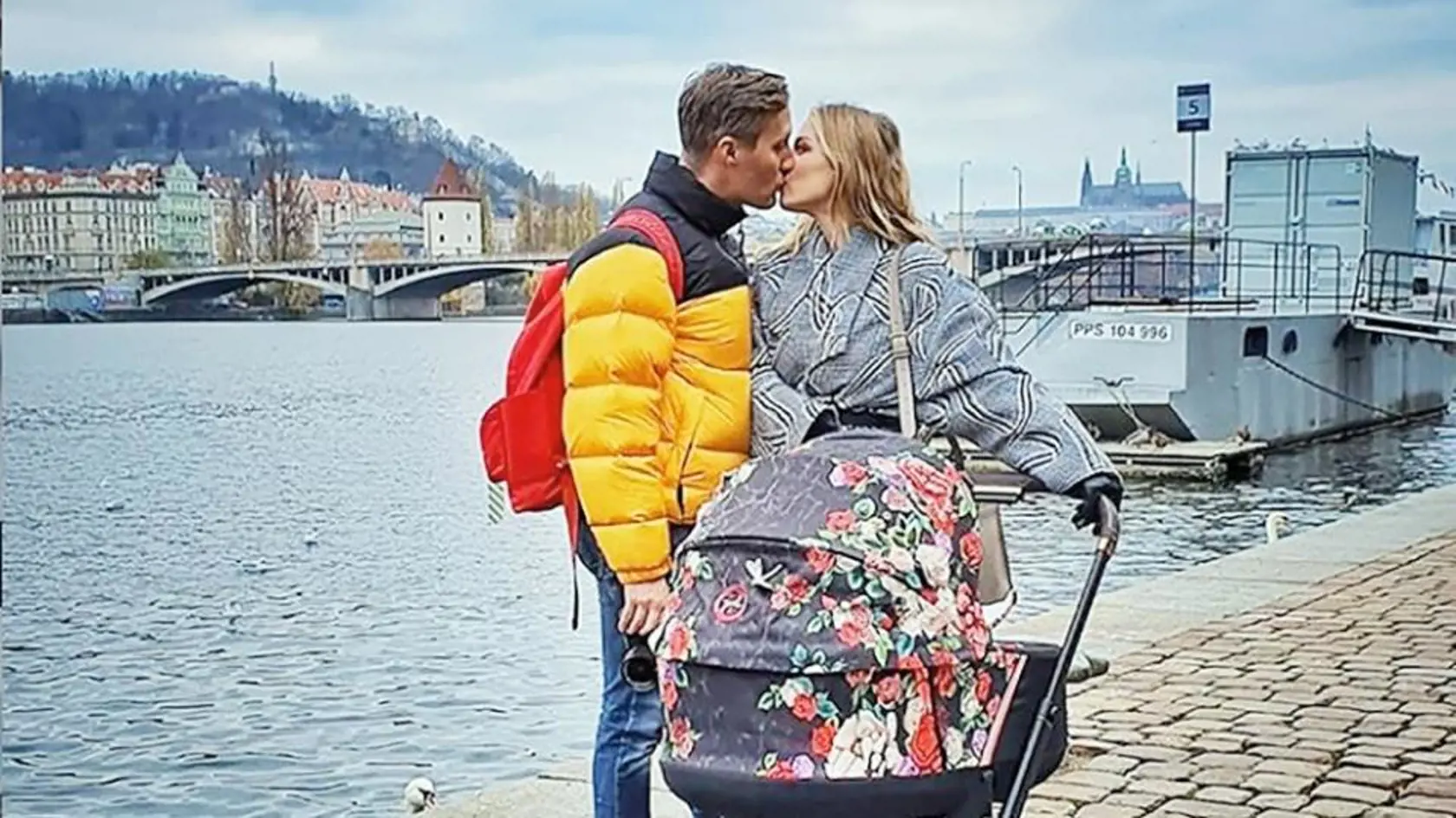 Rodičia so Sárkou v Prahe. Manželia aj po narodení dieťatka veľa cestujú.