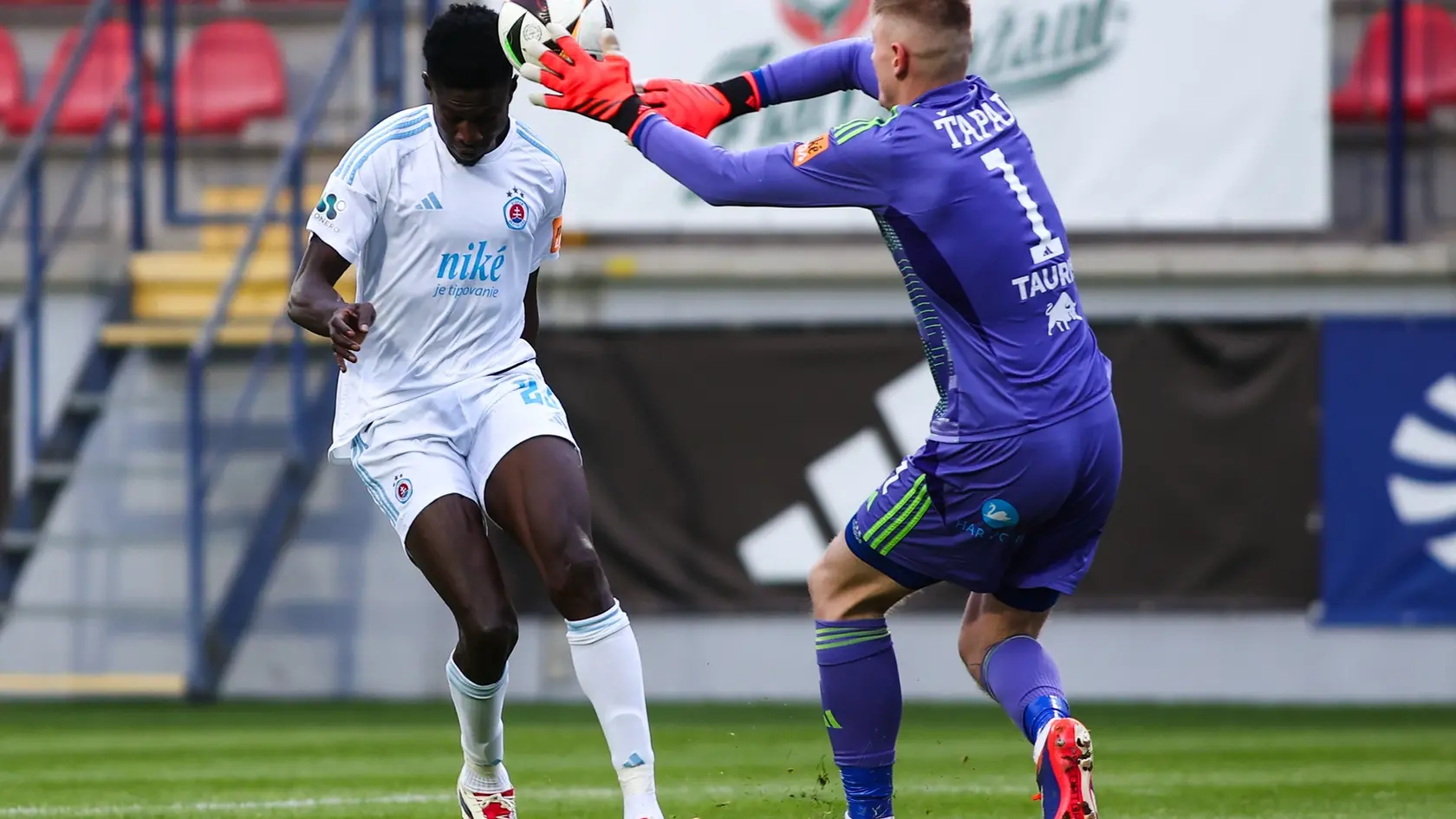 Sharani Zuberu (Slovan Bratislava) a brankár Dominik Ťapaj (Ružomberok)