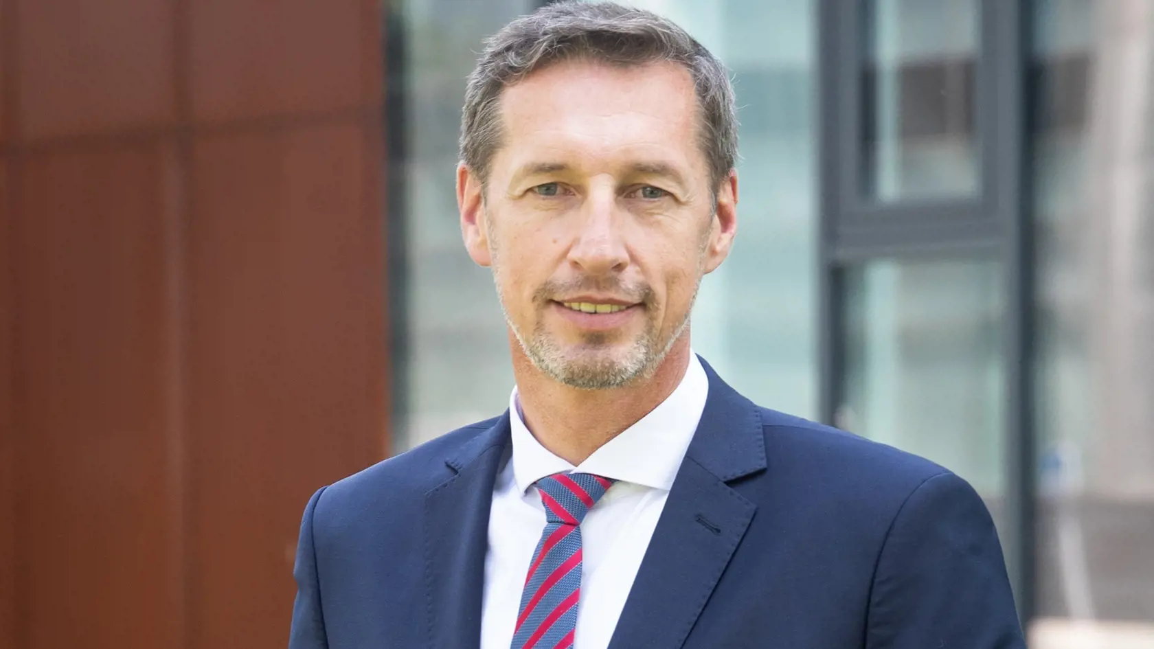 Podľa predsedu KSK Rastislava Trnku dochádza aj ku koordinácii s dopravnými službami Banskobystrického samosprávneho kraja medzi Rožňavou, Štítnikom a Jelšavou. "Zapracovali sme tiež desiatky opodstatnených pripomienok obcí a cestujúcich z celého kraja, aby bola autobusová doprava kvalitnejšia a cestujúci mohli naplno využívať výhody zónovej tarify platnej od augusta," doplnil.