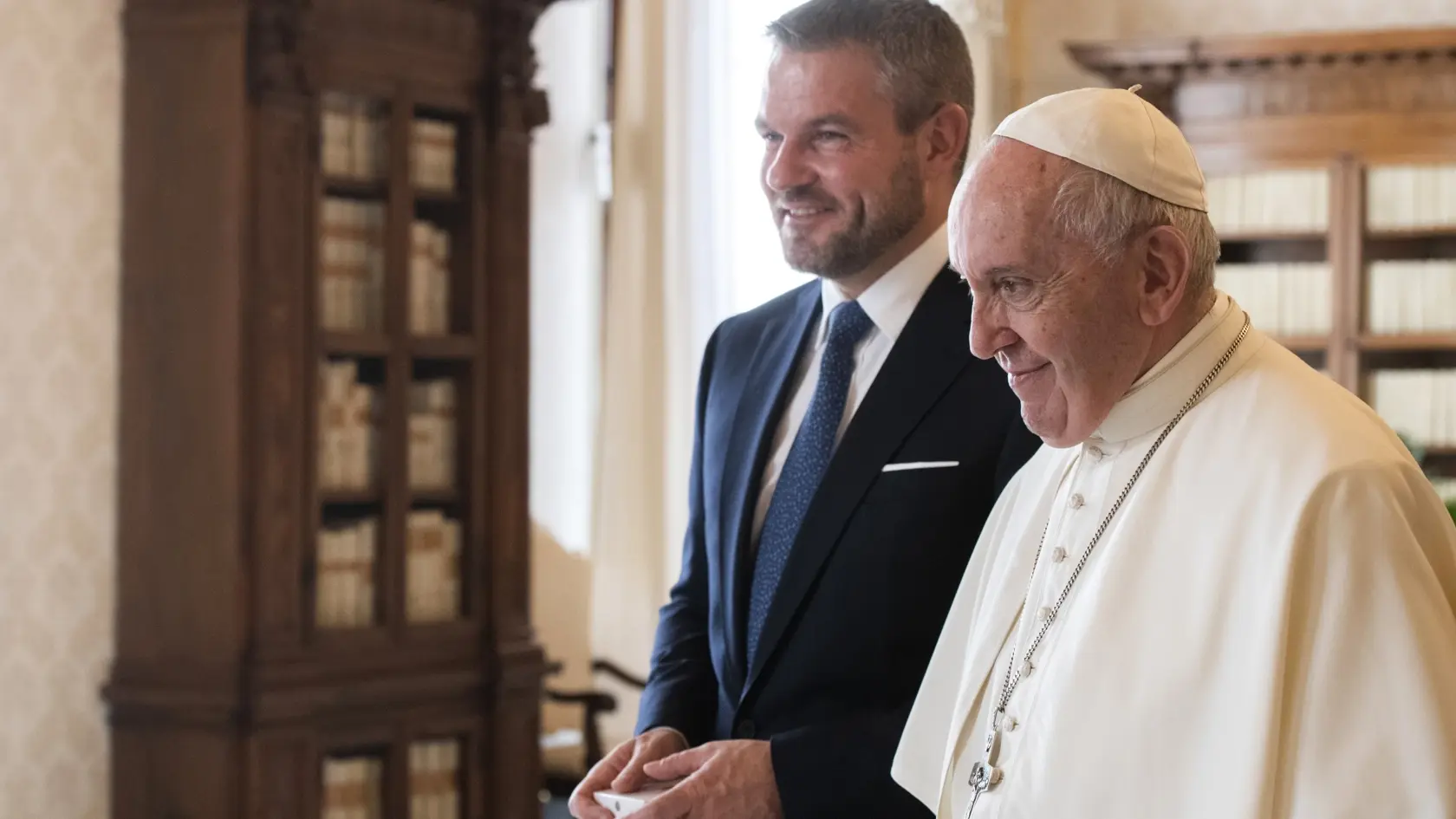 Pápež František (vpravo) a vtedajší slovenský premiér Peter Pellegrini počas súkromnej audiencie vo Vatikáne 9. decembra 2019.
