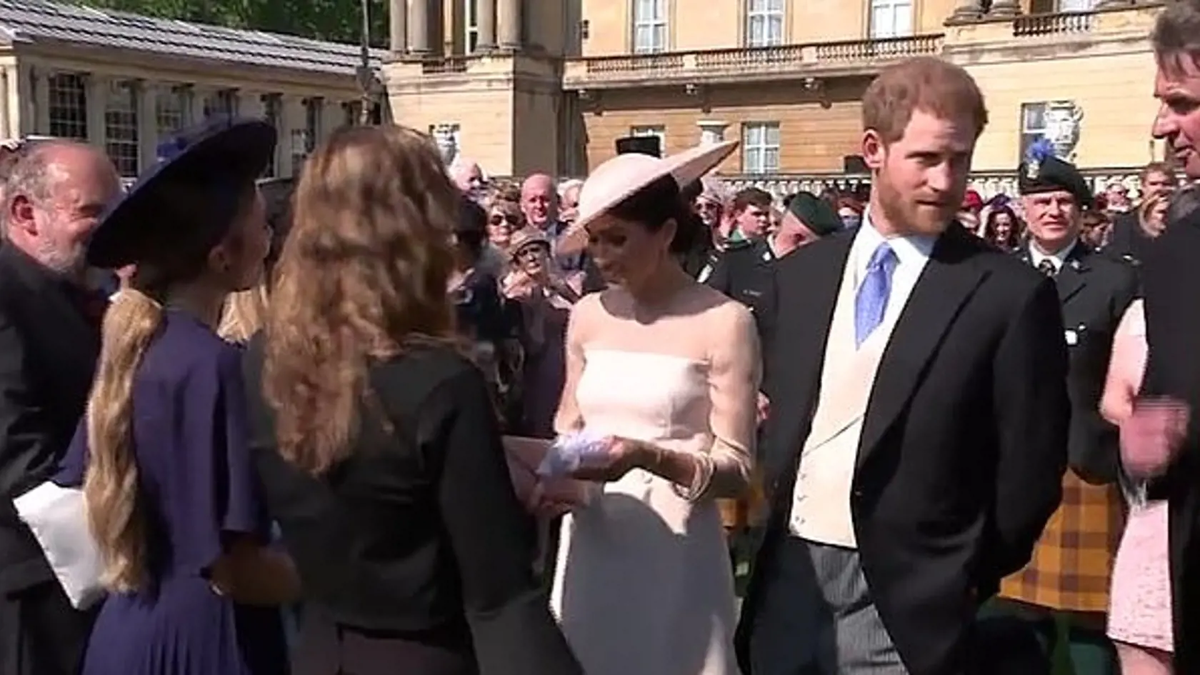 Harry a Meghan utiekli z Charlesovej oslavy 70. narodeníny.