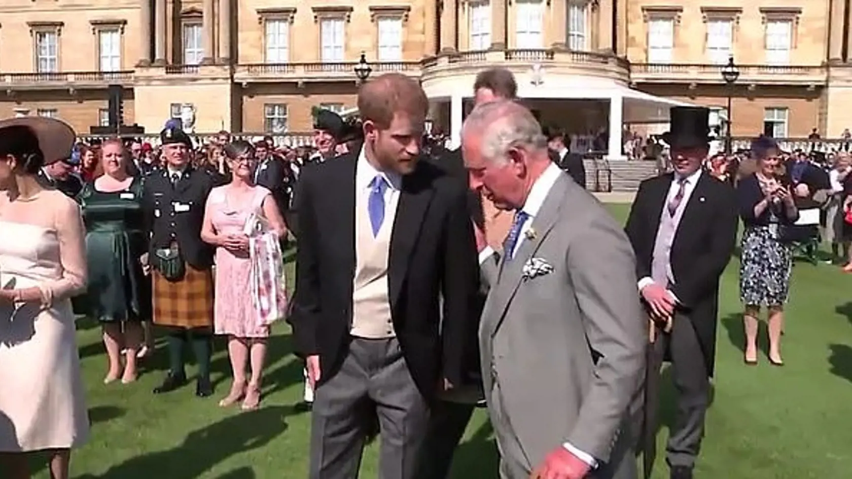 Harry a Meghan utiekli z Charlesovej oslavy 70. narodeníny.