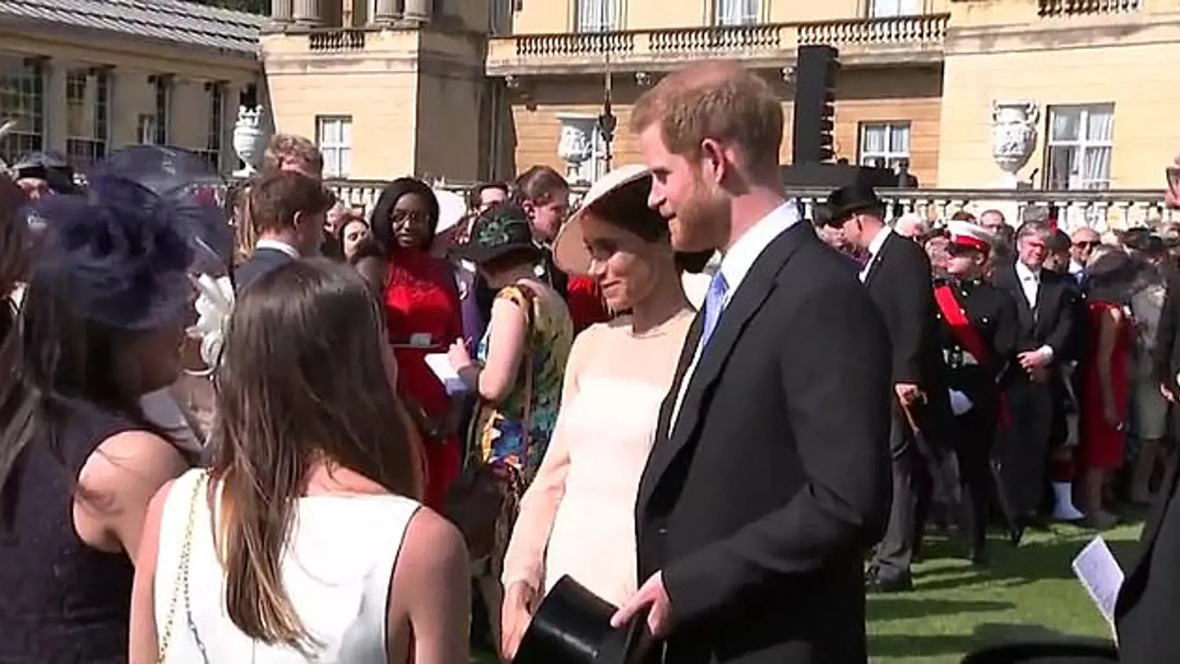 Harry a Meghan utiekli z Charlesovej oslavy 70. narodeníny.