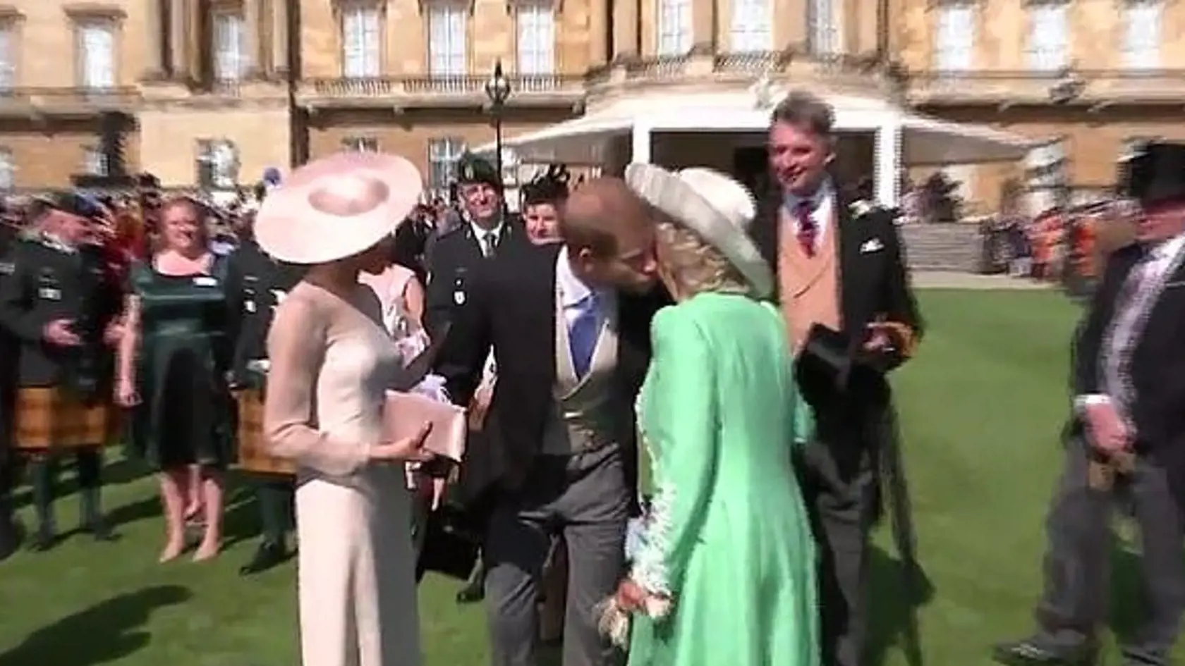 Harry a Meghan utiekli z Charlesovej oslavy 70. narodeníny.