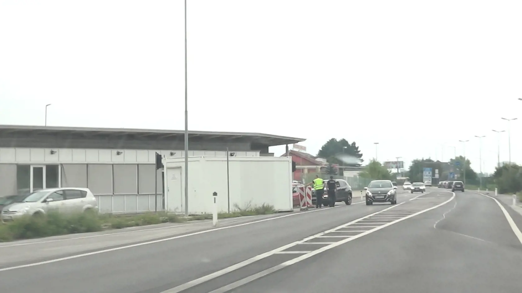 Na hraničnom priechode v Bergu v pondelok rakúski policajti námatkovo zastavovali autá smerujúce do Rakúska.