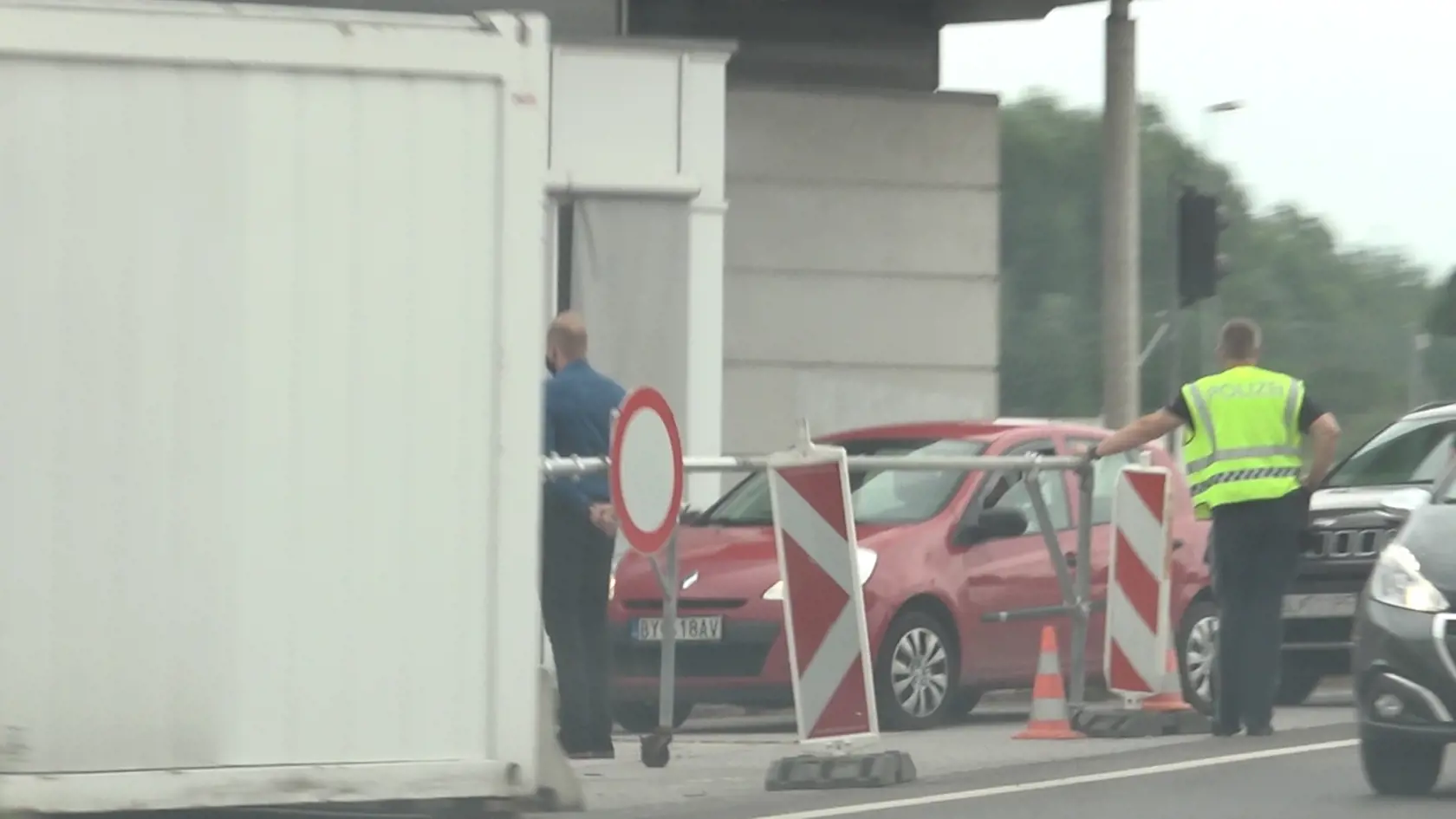 Na hraničnom priechode v Bergu v pondelok rakúski policajti námatkovo zastavovali autá smerujúce do Rakúska.